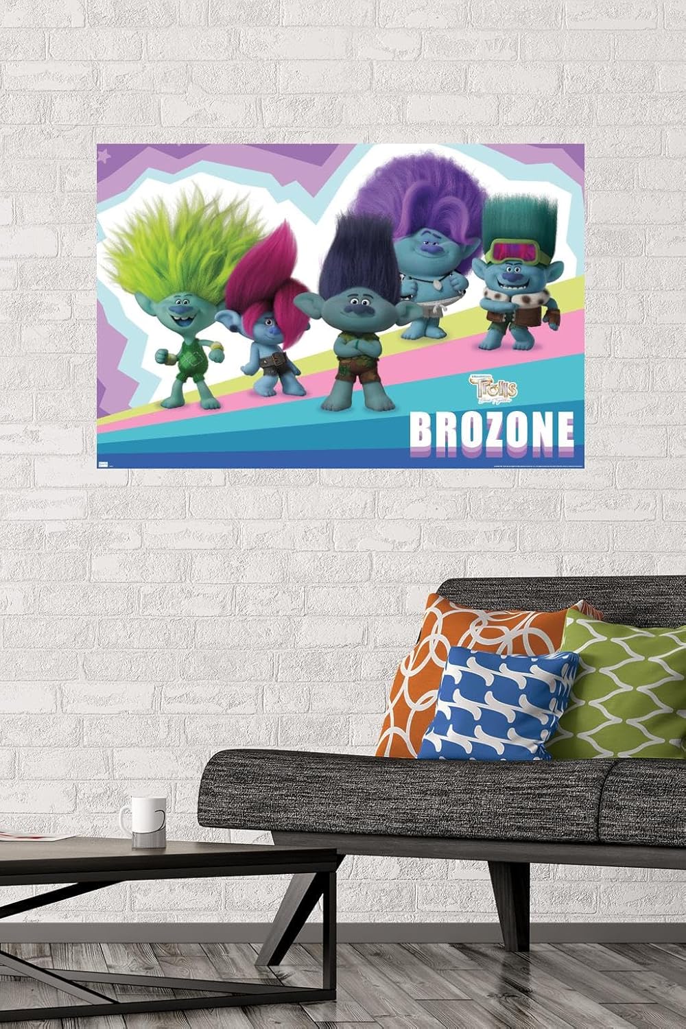 Trends International Trolls Band Together – Póster de pared de brozone, 22.37 x 34.00 pulgadas, paquete de póster y montaje