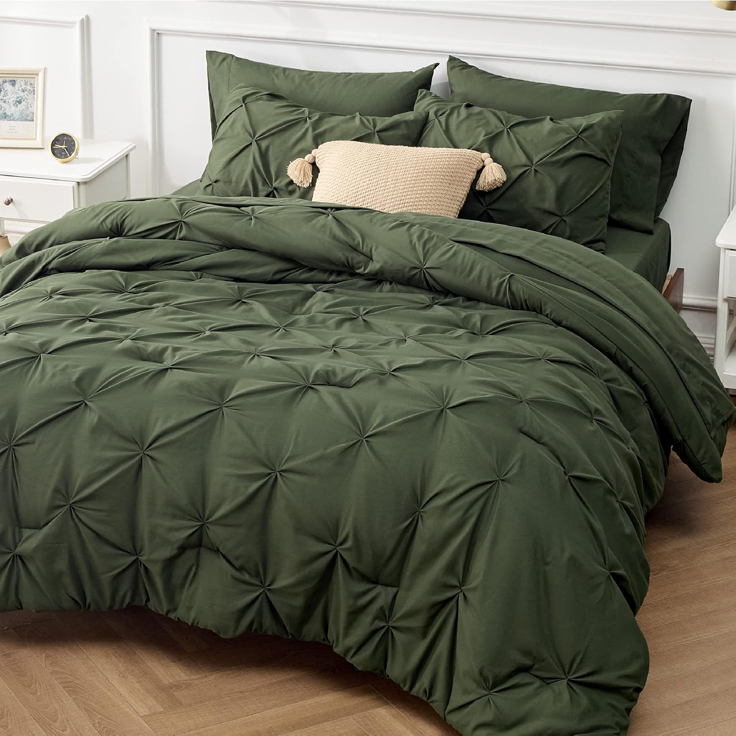 Bedsure Juego de edredón verde oliva tamaño Queen, cama en una bolsa, tamaño Queen, 7 piezas, juego de ropa de cama verde oliva con edredones,