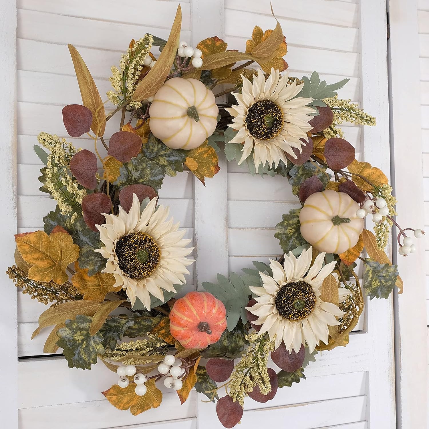 idyllic Calabazas artificiales de 20 pulgadas con girasoles blancos con hojas verdes y amarillas, corona de flores para puerta delantera, pared