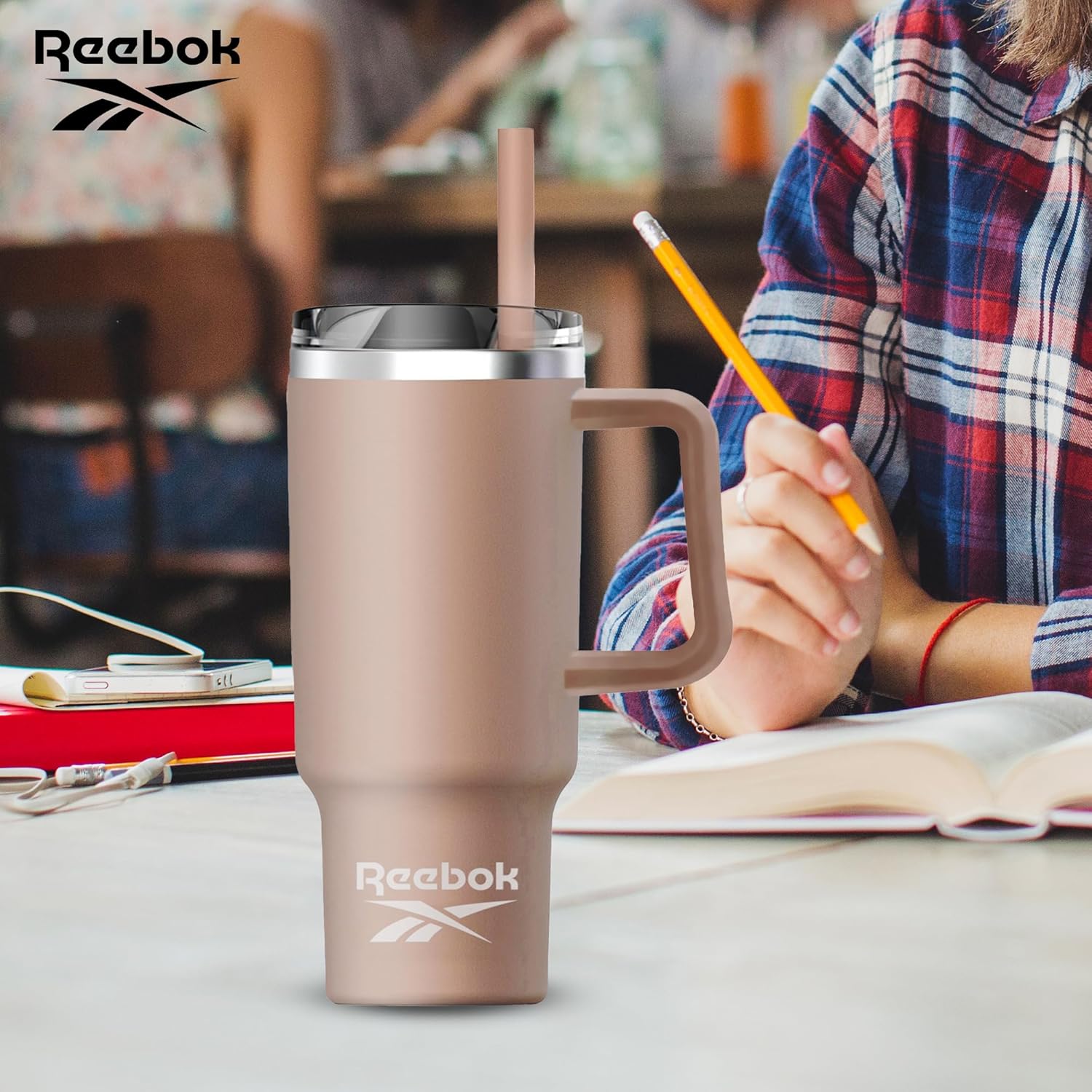 Reebok Vaso de acero inoxidable con diseño de estilo de vida, vaso de 40 onzas con asa, vaso de doble pared aislado al vacío, vaso a prueba de fugas