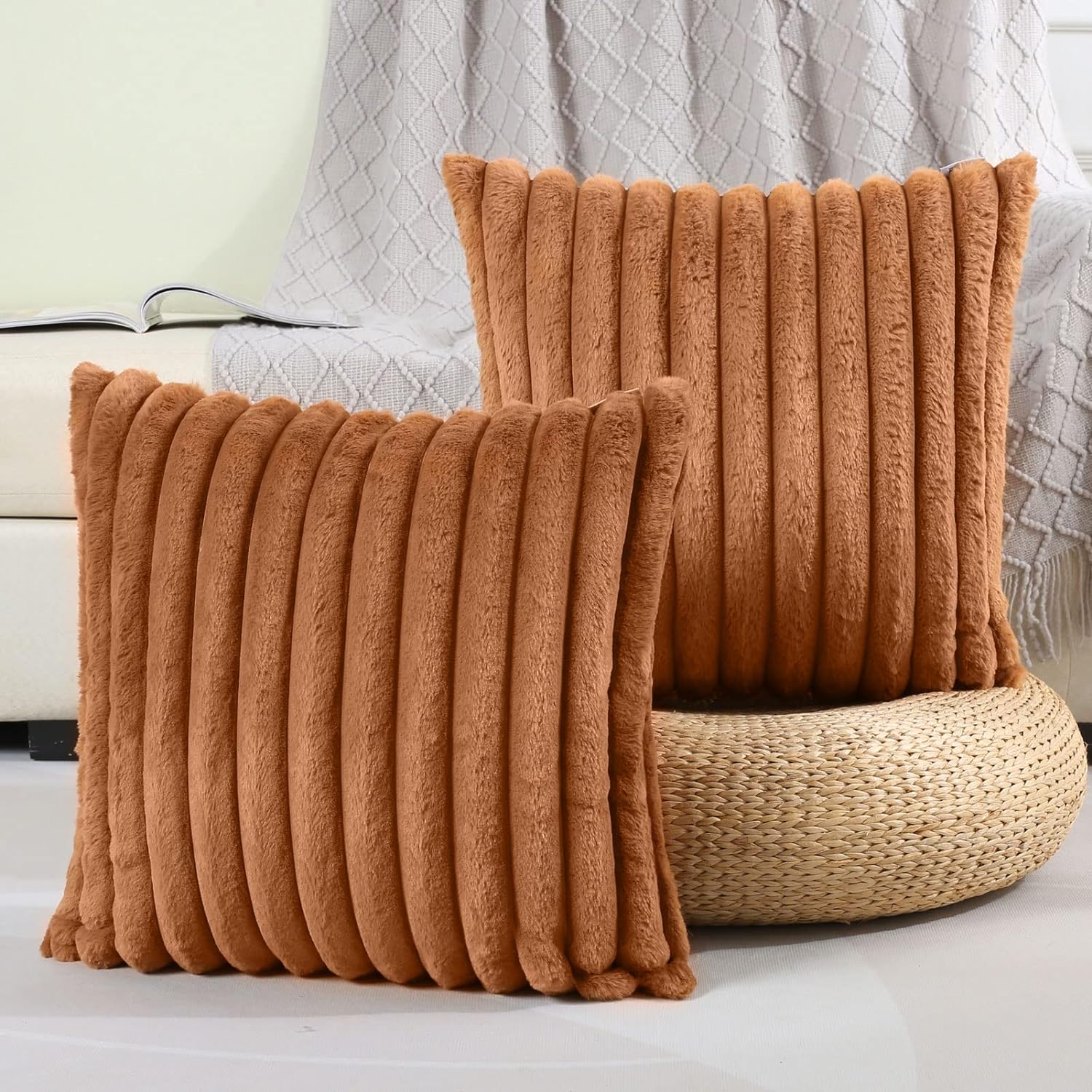 FUTEI – Juego de 2 fundas de almohada decorativas con rayas de color marrón, 26 x 26 pulgadas, cuadradas y primaverales, piel sintética de conejo
