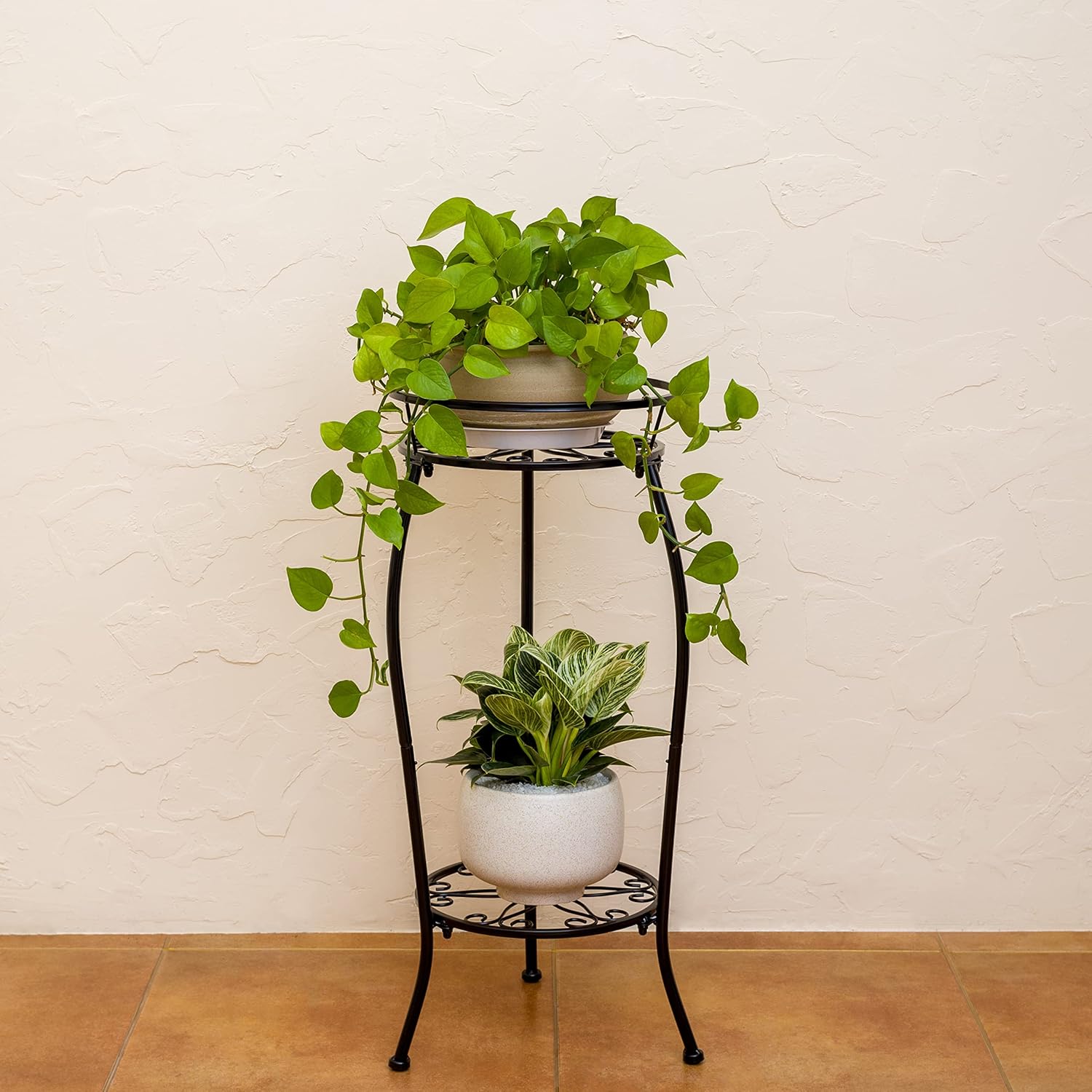 FaithLand Paquete de 2 soportes de metal para plantas, soporte alto para macetas interiores y exteriores, estante redondo de 2 niveles para maceta,