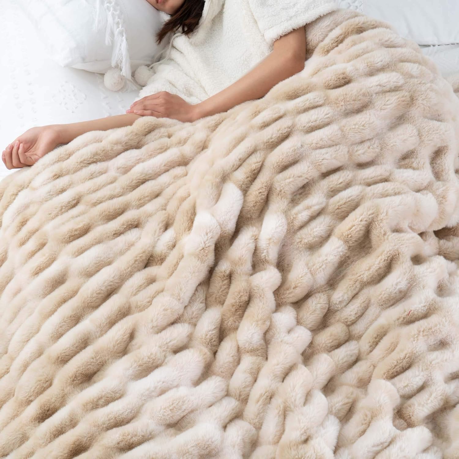 BATTILO HOME Manta fruncida de piel sintética suave, color beige, mullida, elegante, con manta de visón reversible para sofá, silla, sofá, sala de