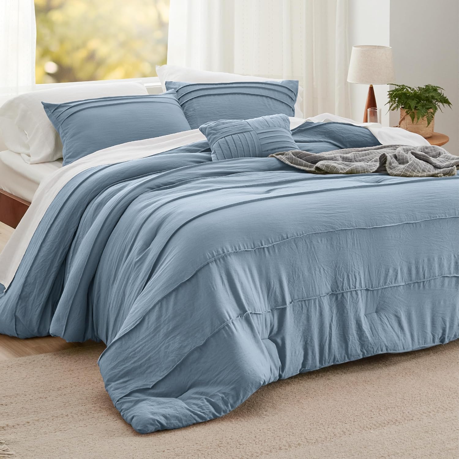 Bedsure Juego de edredón de 4 piezas, color azul claro, tamaño King, juego de cama plisado de plumón alternativo para todas las estaciones, 1