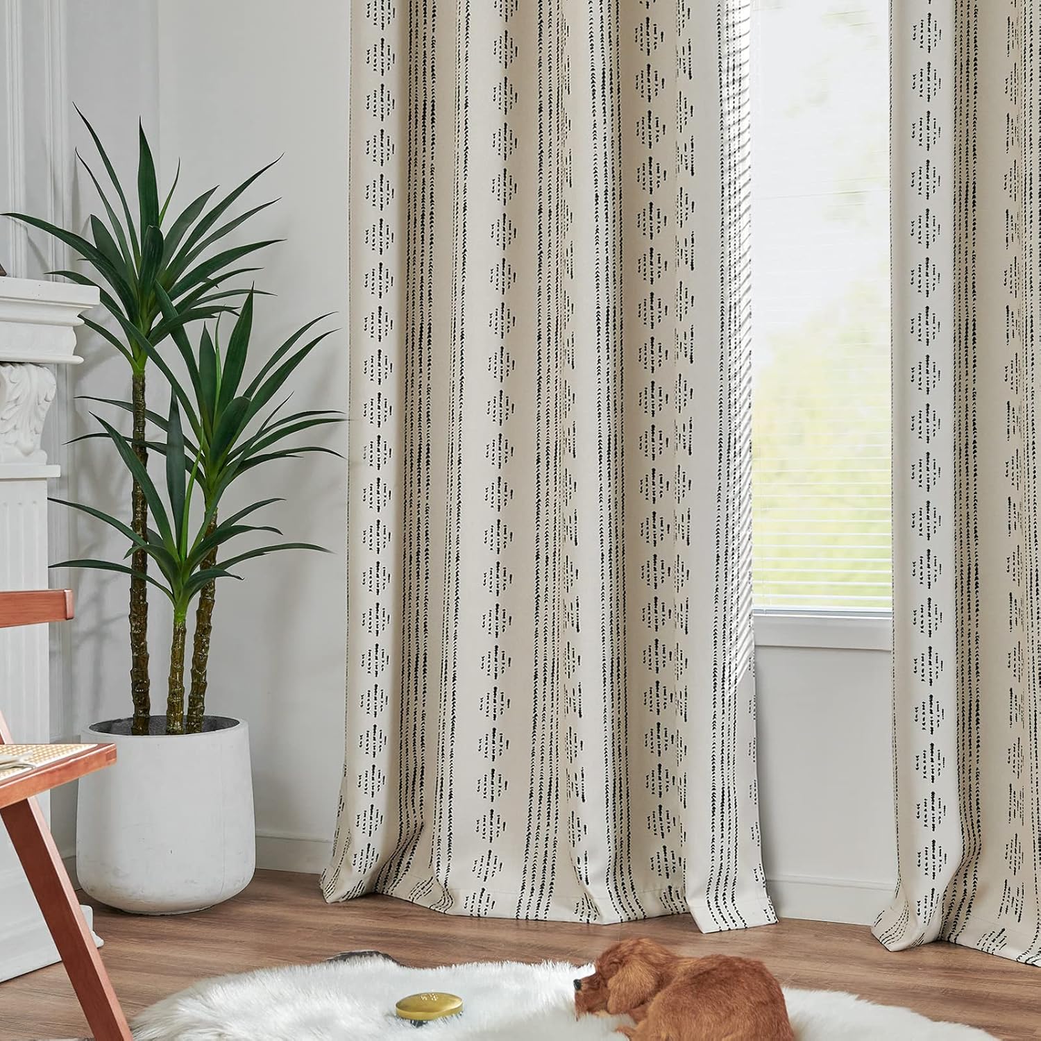 jinchan Cortinas bohemias 100% opacas de 108 pulgadas de largo para dormitorio, estampado geométrico negro sobre beige, ojales en la parte superior,