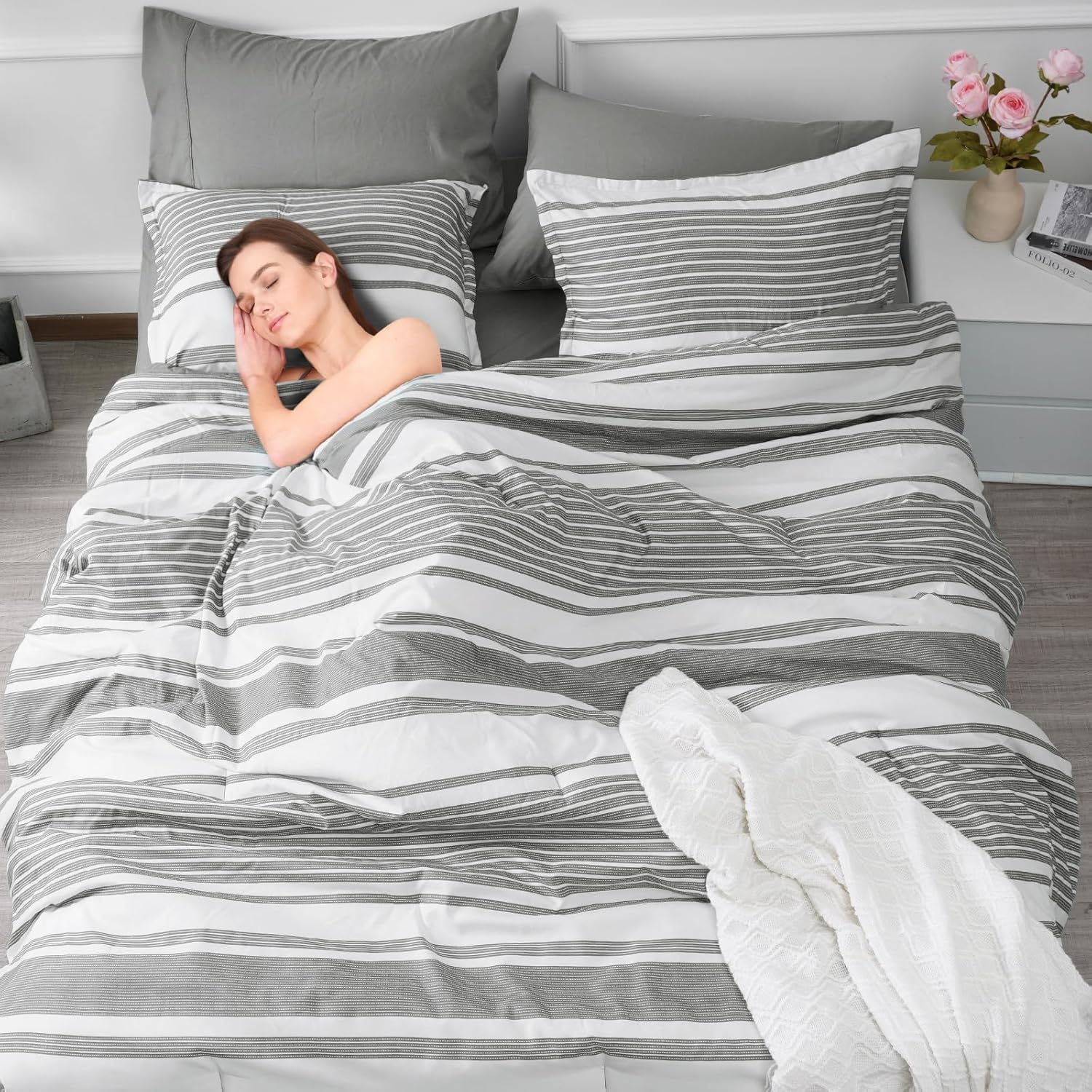PHF Juego de edredón de 7 piezas de cama en una bolsa, tamaño King, color gris claro y blanco, a rayas, con juego de sábanas, 2 fundas de almohada,