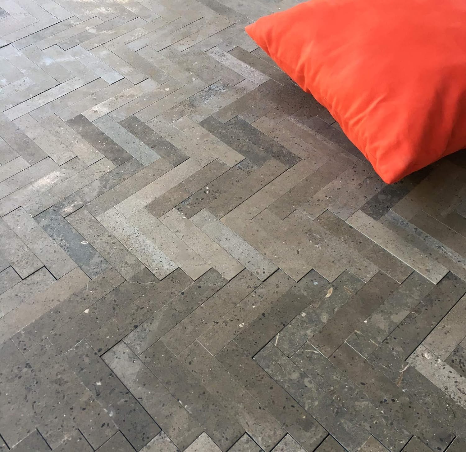 Squareefeet Depot – Azulejo de piedra caliza de mosaico en espiga Lagos Azul fabricado en Portugal