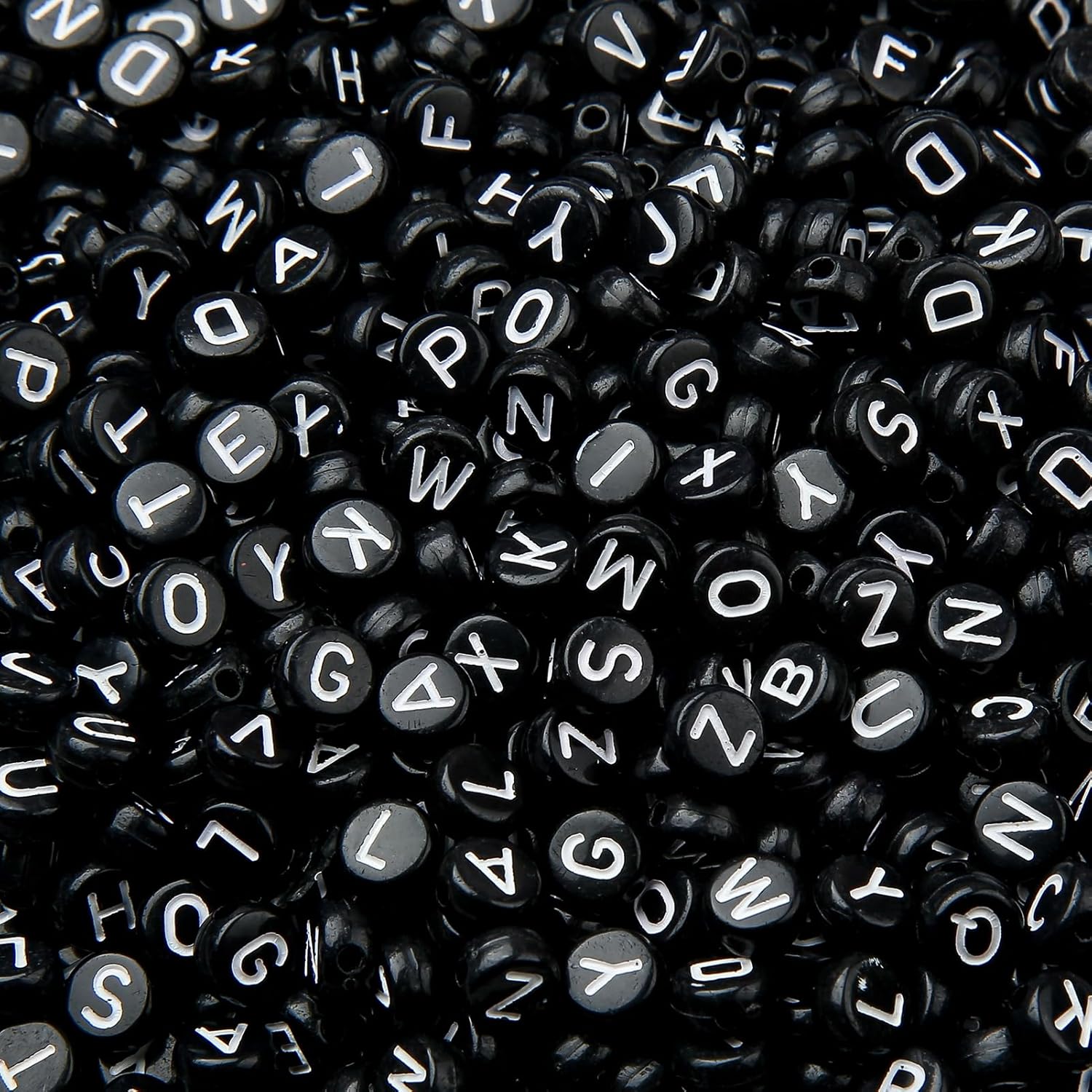 CYEENUT – 1200 cuentas de letras, negras con cuentas de letras blancas, cuentas acrílicas de 0.157 x 0.315 pulgadas para hacer joyas y pulseras
