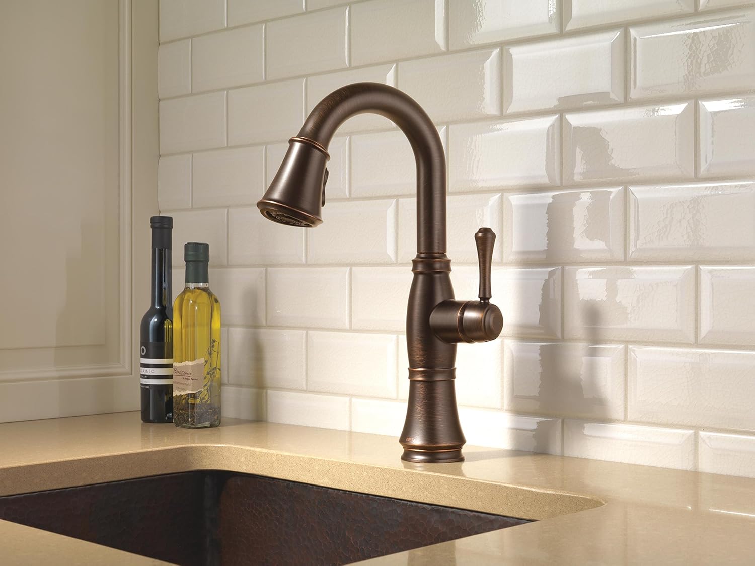 Delta Faucet Cassidy – Grifo de barra de bronce aceitado, grifo de fregadero de barra de un solo agujero, grifos de barra húmeda con rociador