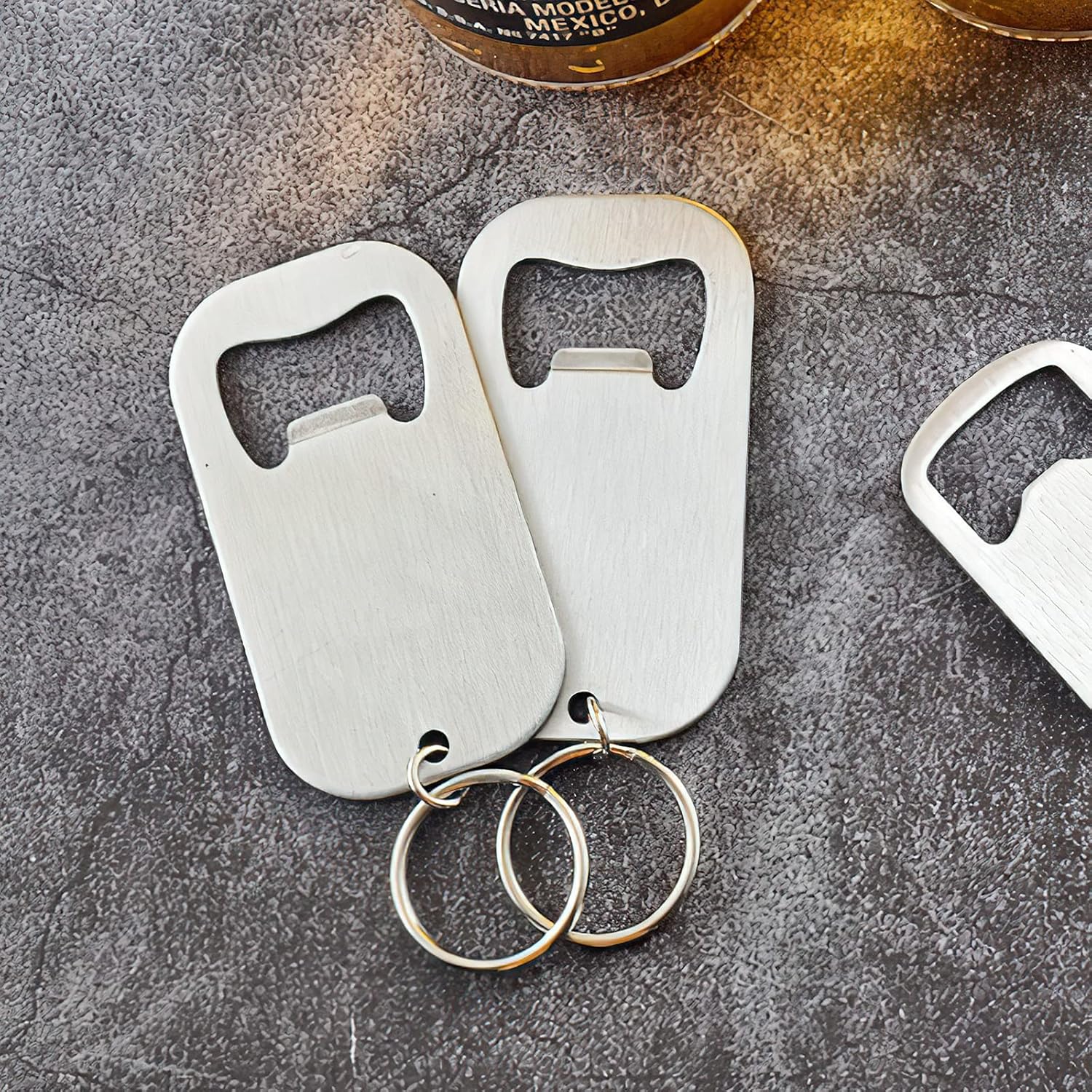 zoocm Llavero plano de acero inoxidable para abrebotellas de cerveza, resistente y duradero, 4 piezas para enviar a amigos, ligero y fácil de
