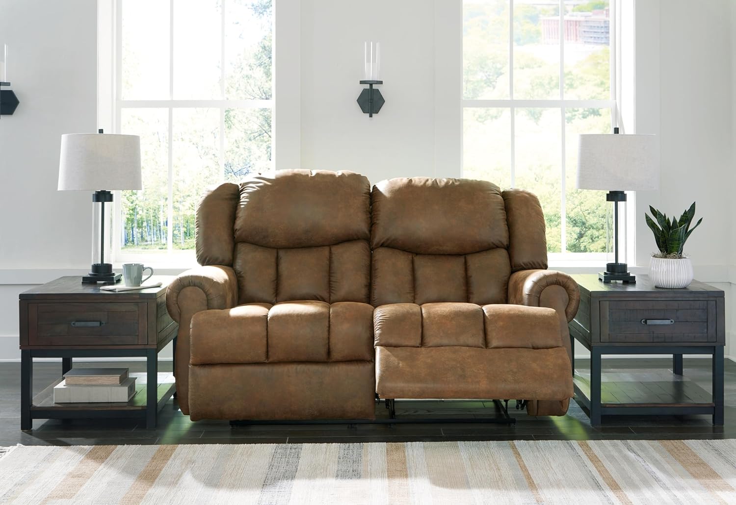 Signature Design by Ashley Boothbay Classic – Sofá biplaza reclinable manual de piel sintética, color marrón oscuro