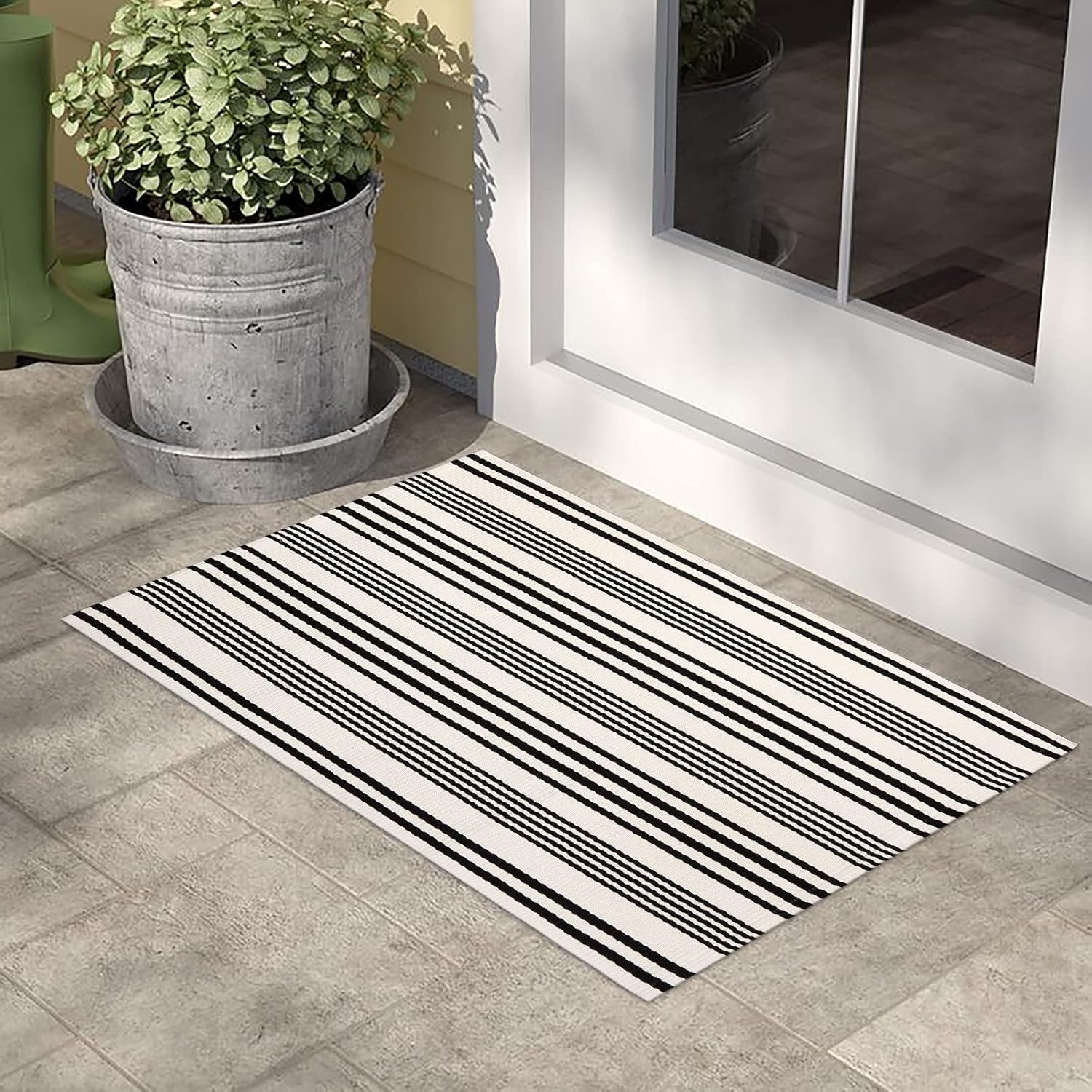 Alfombra de exterior a rayas blancas y negras, 2 x 3 pies, de algodón, moderna, tejida a mano, reversible, para porche, puerta de bienvenida,