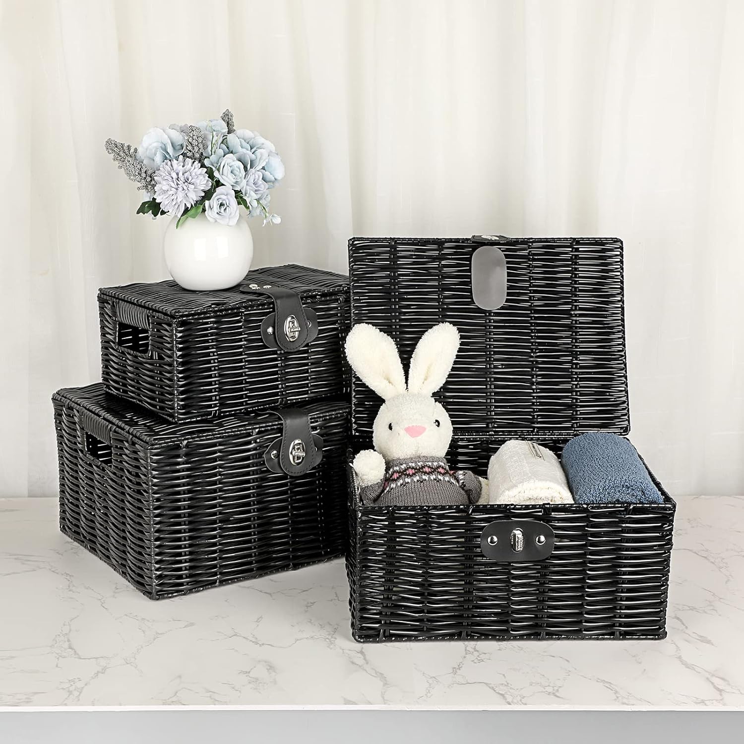 Hipiwe Cajas de almacenamiento decorativas con tapas y cerradura, cesta tejida negra, asas de transporte integradas, cesta de plástico con tapa,