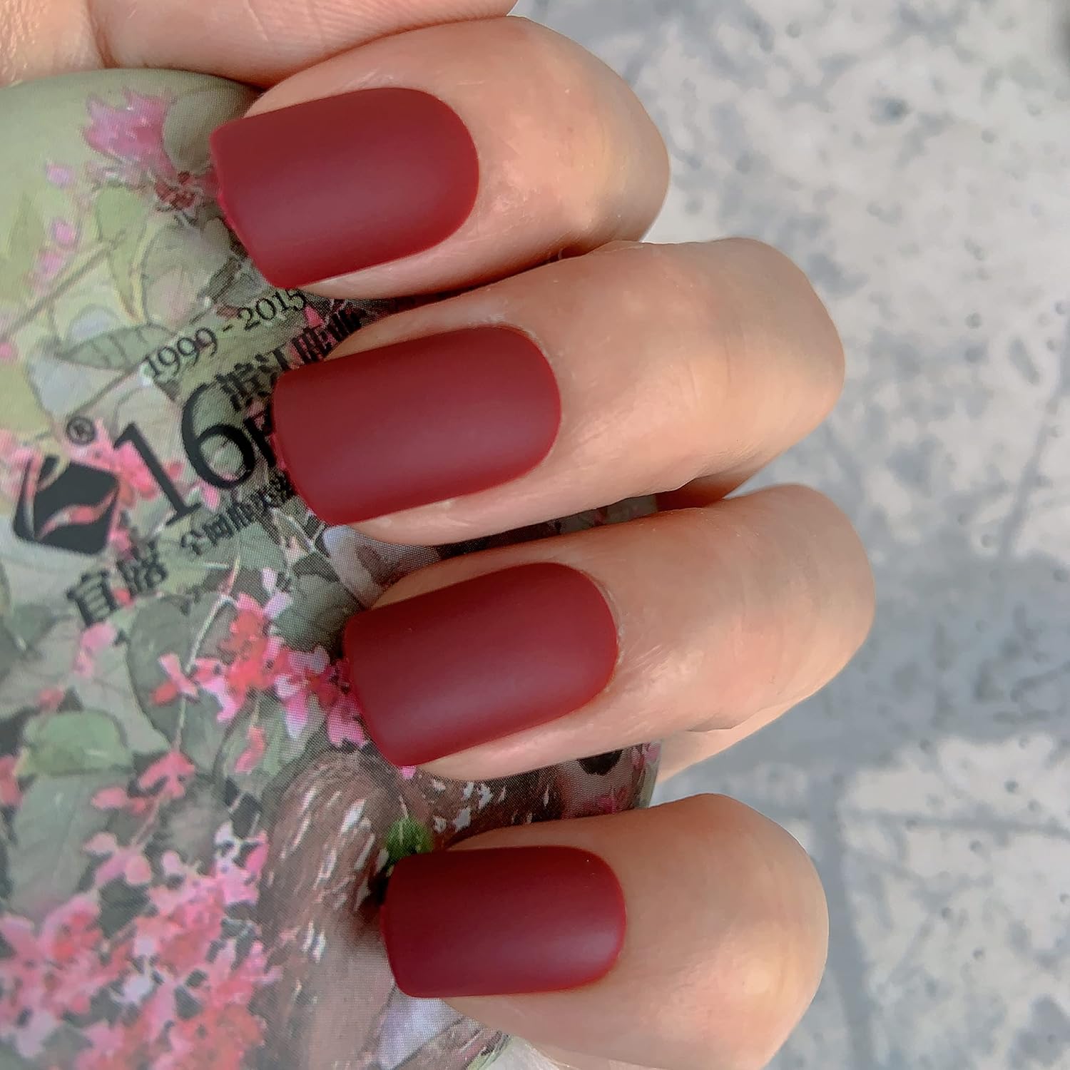 IKISKT Uñas postizas a presión de color rojo oscuro, reutilizables, de color sólido, cortas, acrílicas, artificiales, cobertura completa, cuadradas,