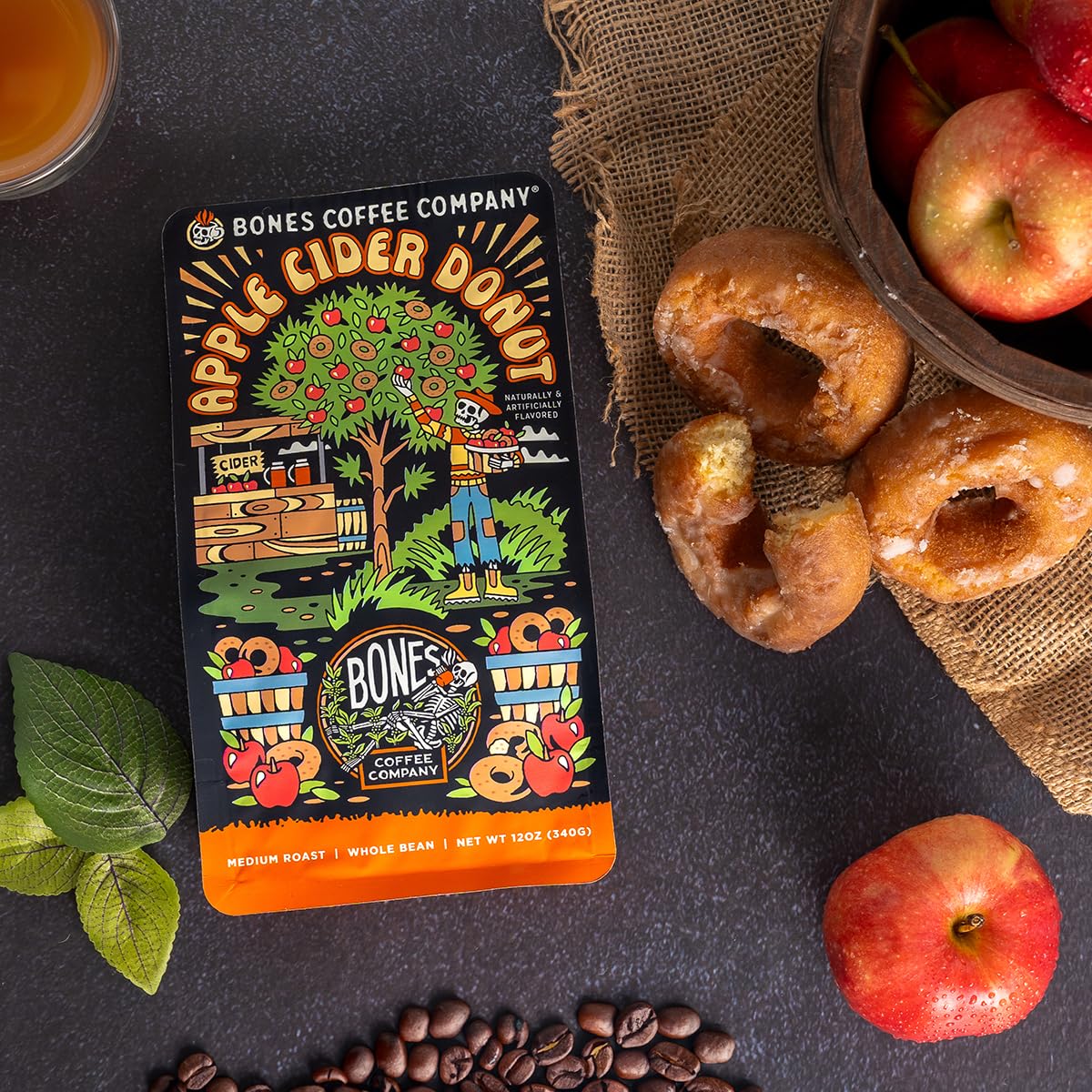 Bones Coffee Company – Café de grano molido Apple Cider Donut, café aromatizado, baja acidez, tostado medio, café gourmet, 355 gr (sabor dona de