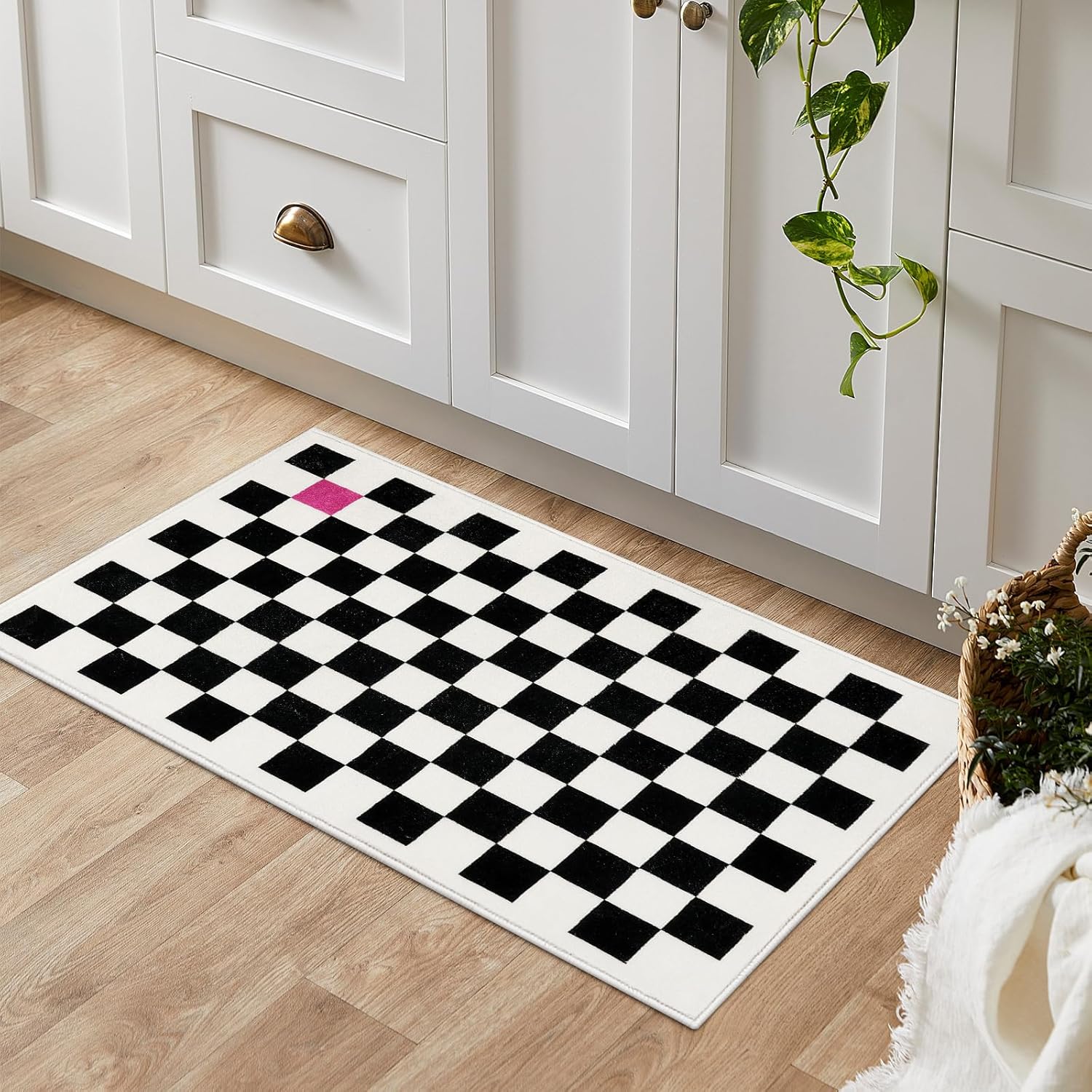 Wonnitar Alfombra moderna a cuadros de 2 x 3 pies para entrada, alfombra de baño pequeña lavable en blanco y negro, antideslizante, diseño de