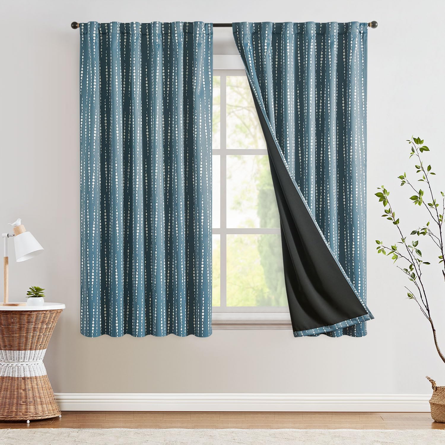 jinchan Cortinas bohemias 100% opacas con estampado de fases lunares de 63 pulgadas de largo, cortinas azules con bolsillo para barra, pestañas