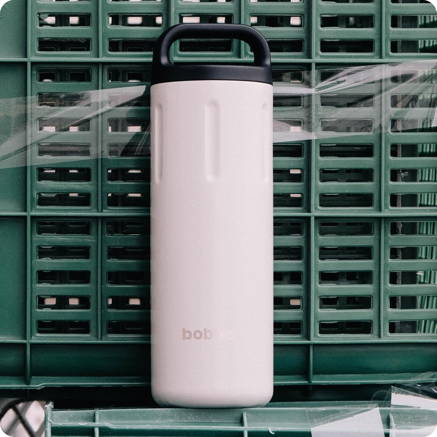 Botella de agua aislada de acero inoxidable de 26 onzas con asa, tapa 100% a prueba de fugas y boca extra ancha, mantiene las bebidas calientes