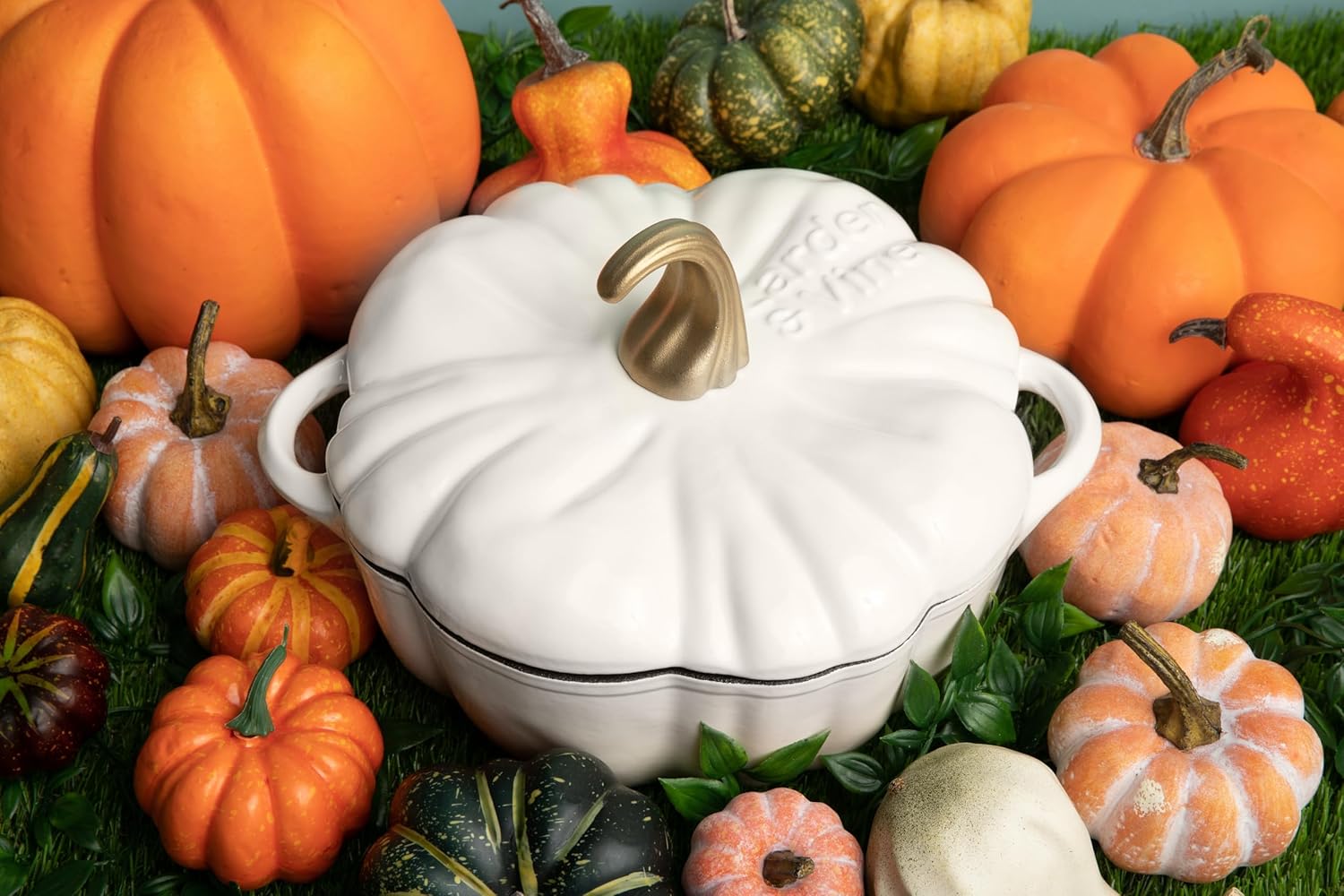 Larder & Vine Horno holandés de hierro fundido esmaltado  Cacerola de calabaza blanca con tapa (3.9 cuartos de galón3.7L)