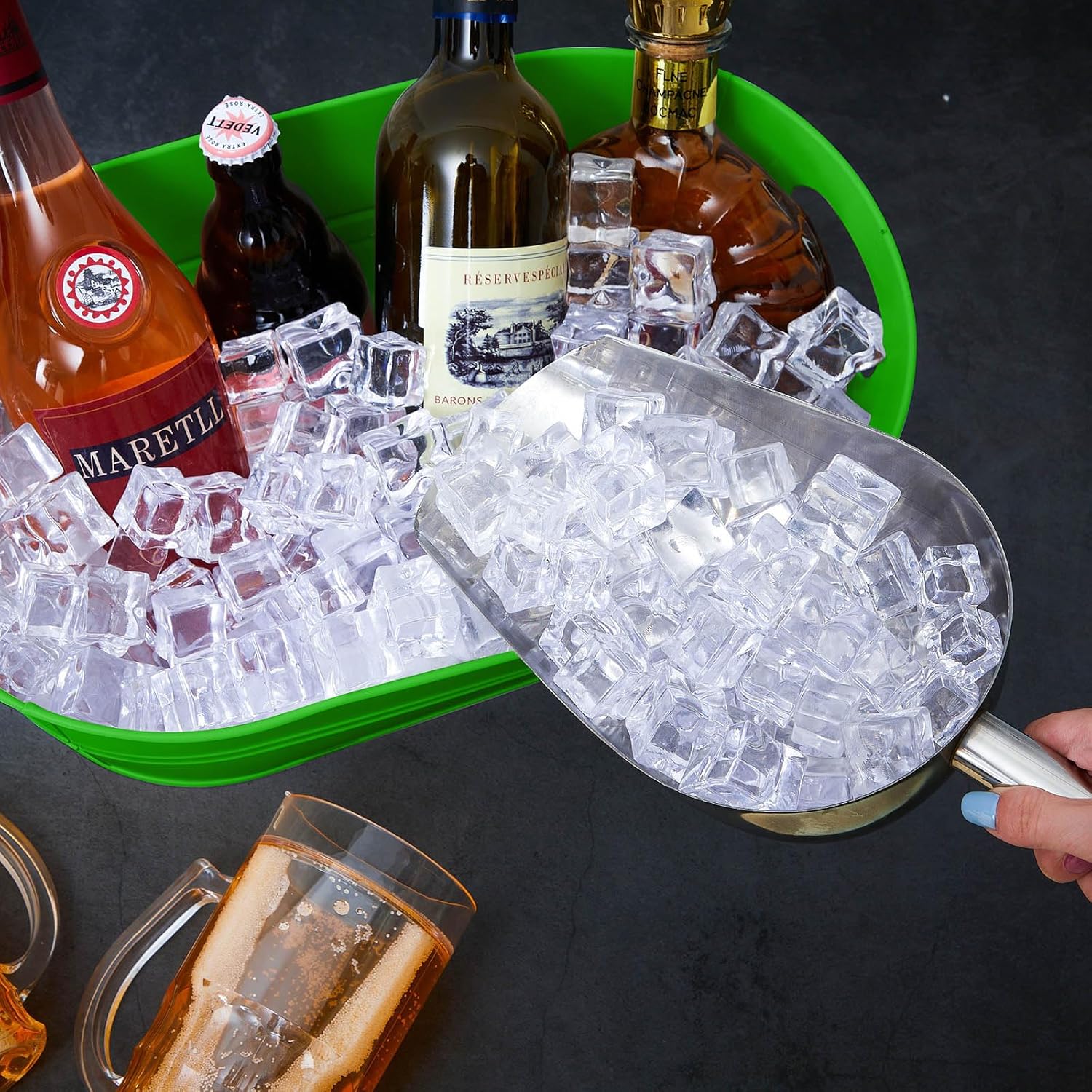 4 tinas de bebidas galvanizadas aisladas con 2 cucharas de hielo y 2 pinzas de acero inoxidable, cerveza fría, bebidas galvanizadas, fiestas en