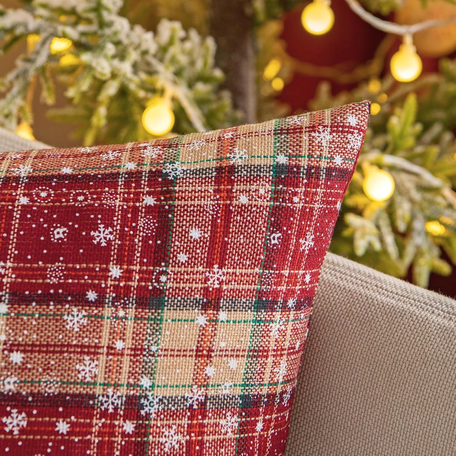 AQOTHES Paquete de 2 fundas de almohada decorativas de Navidad a cuadros escoceses con copos de nieve para sofá, decoración de casas rurales, color