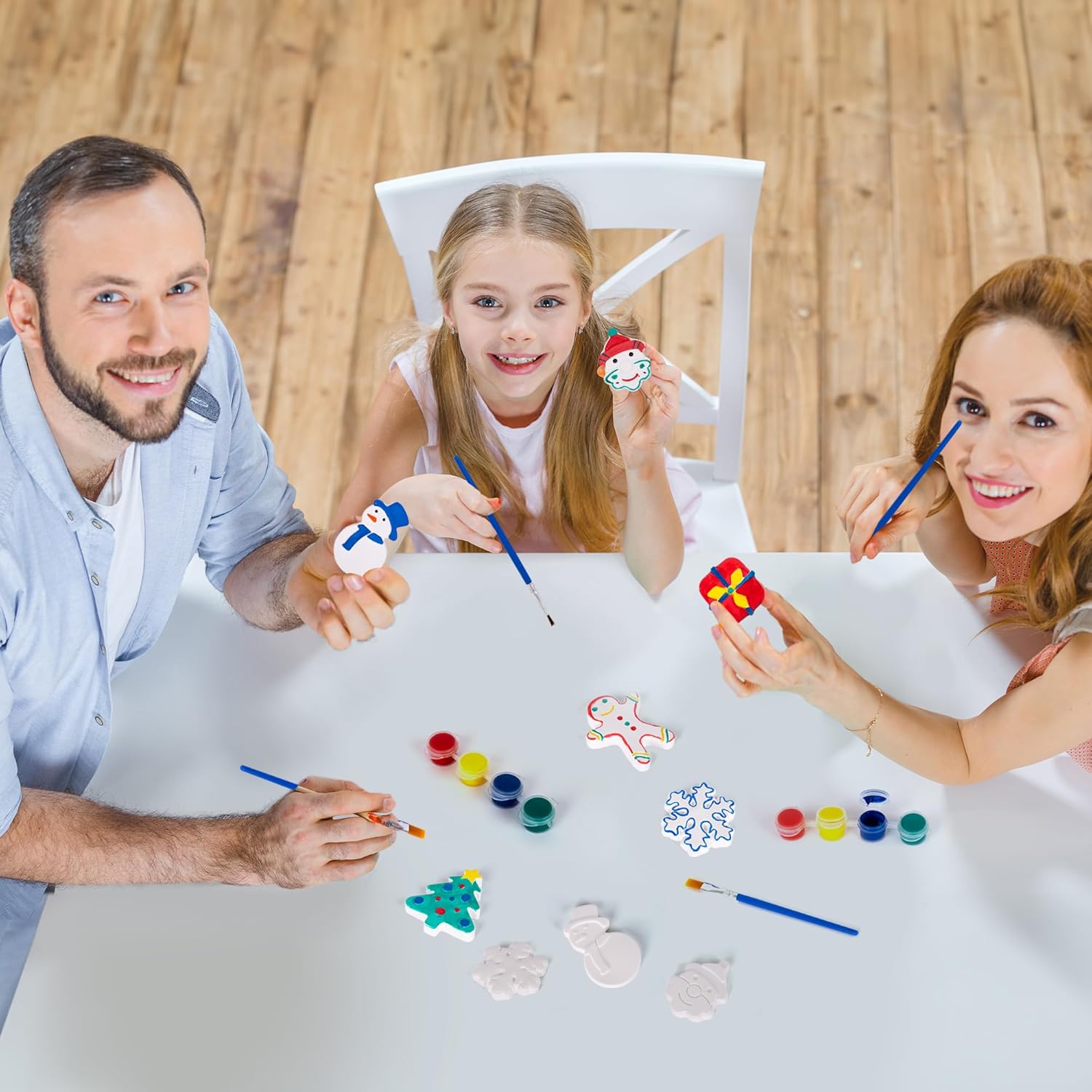 ArtCreativity Kit de pintura de cerámica navideña para niños, 6 figuras de cerámica, 2 juegos de pintura y 2 pinceles, manualidades de pintura