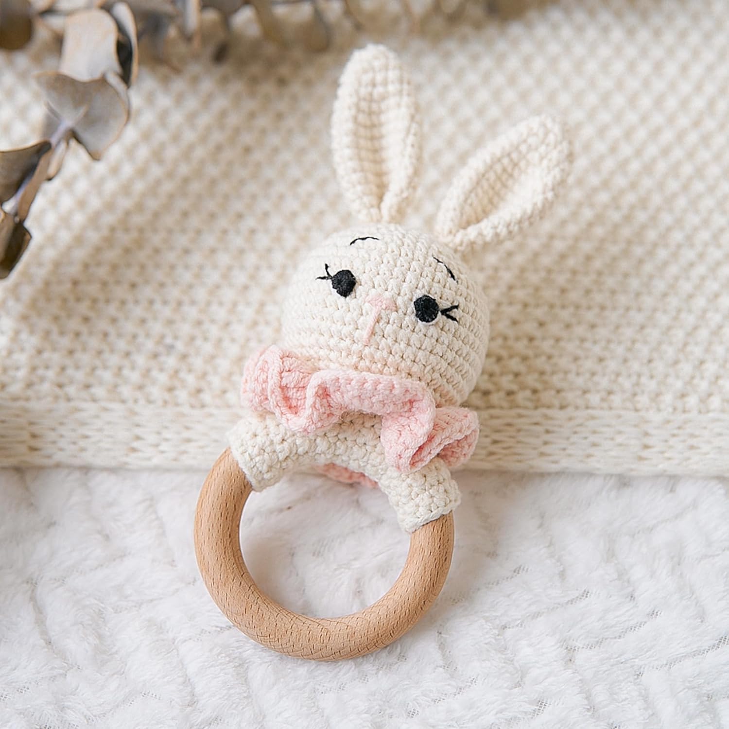 Juguete de sonajero de madera para bebé, sonajero y mordedor de conejo de madera hecho a mano de lujo  Animal de peluche de ganchillo blanco y rosa