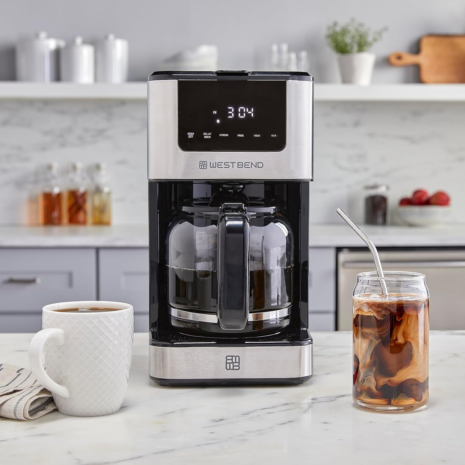 West Bend Cafetera de goteo que prepara caliente o helado, programable con selector de fuerza de preparación y apagado automático y 6 funciones con