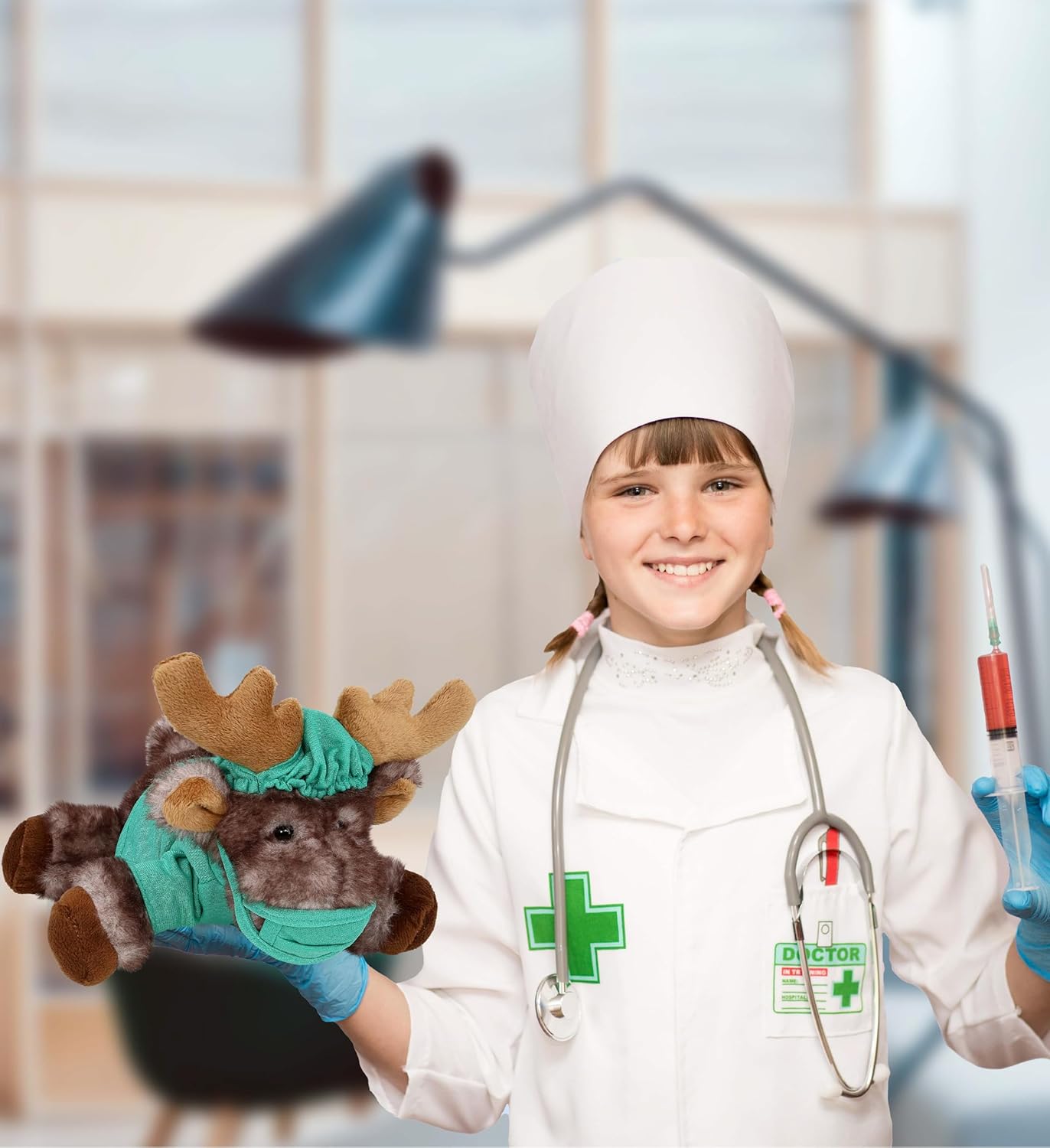 DolliBu Peluche de médico de alce mentiroso Brownish  Disfraz de médico de alce súper suave con bonito uniforme y traje de gorra, regalo con