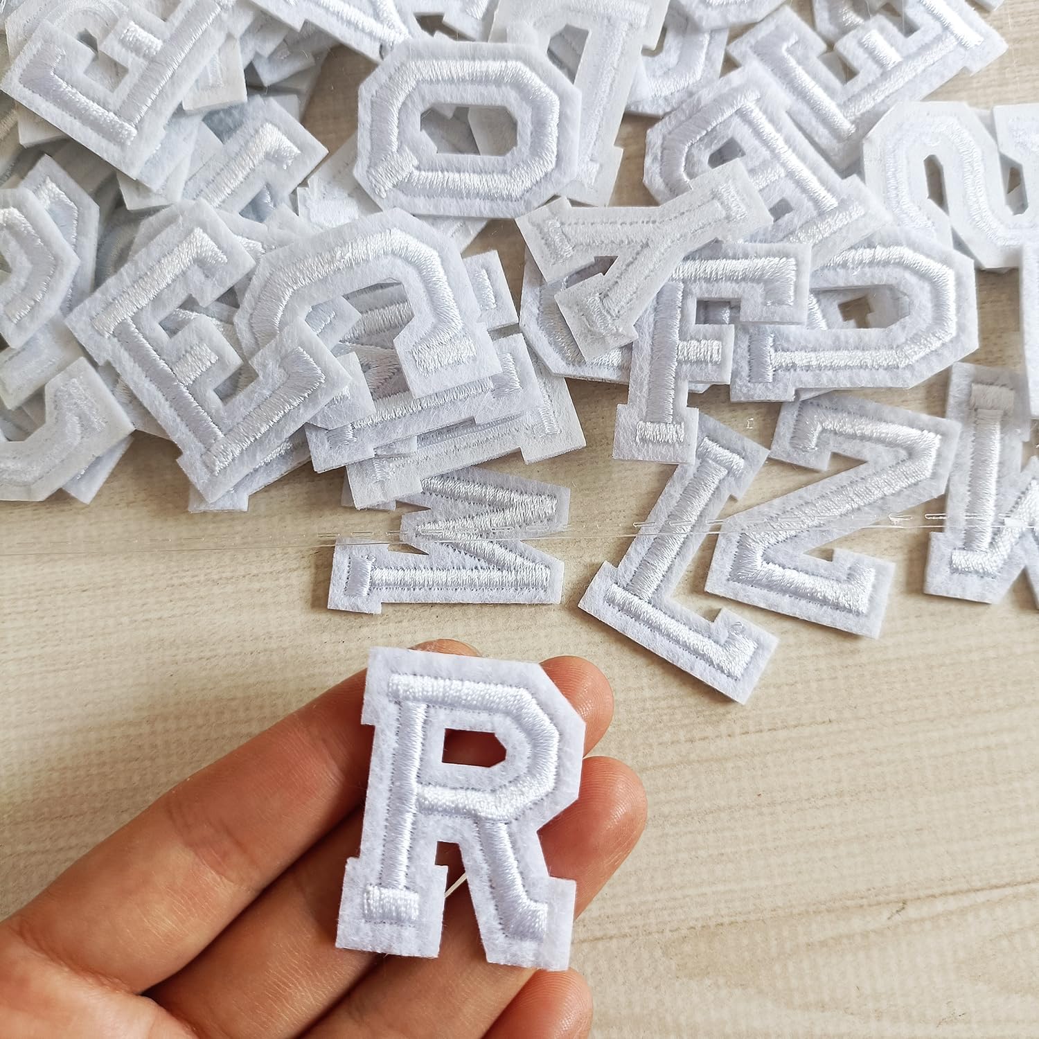 Zlettery Parches de letras para planchar de 1.3 pulgadas, 78 piezas, parches bordados del alfabeto A-Z para ropa, chaquetas, sombreros, mochilas,