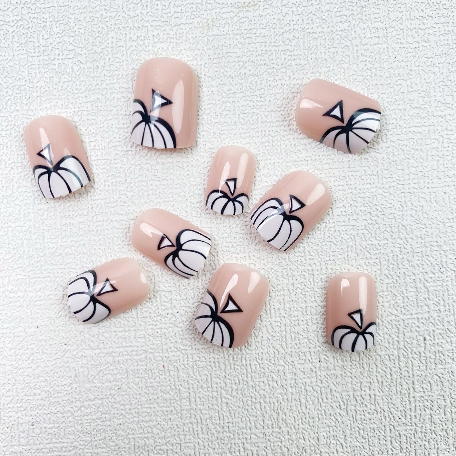 Uñas cortas a presión de Halloween, uñas postizas cuadradas acrílicas color rosa nude, uñas postizas de cobertura completa con diseños de calabaza,