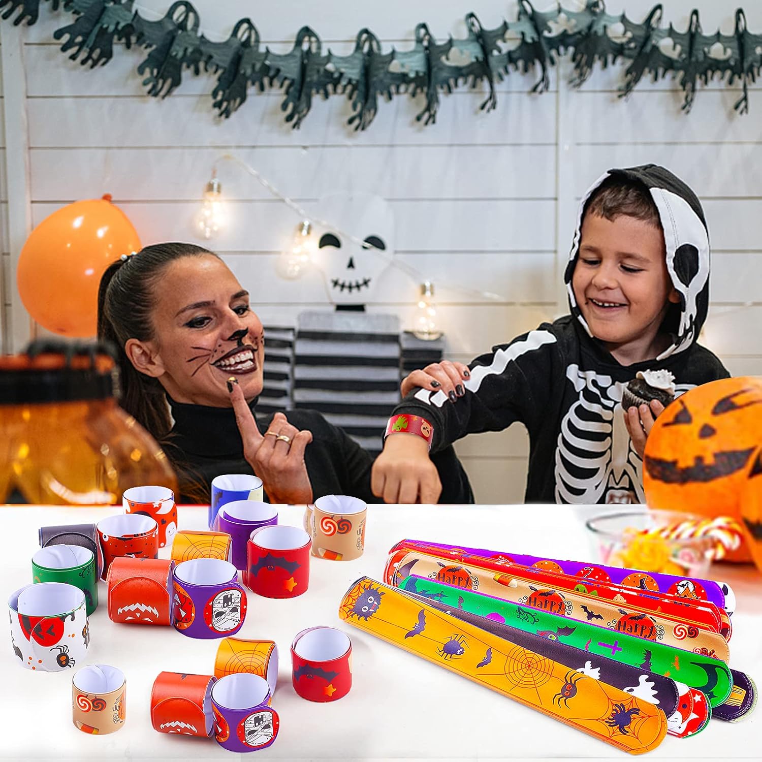 Pulseras de Halloween para niños, 36 pulseras de Halloween a granel, juguetes de fiesta de Halloween para niños, 12 pulseras de diseño diferentes a