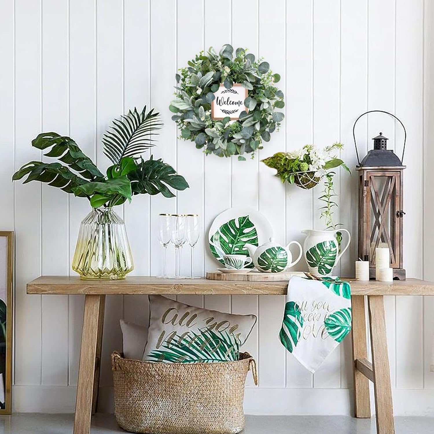Bibelot Corona de eucalipto artificial verde para puerta delantera, corona de primavera y verano de 18 pulgadas con letrero de bienvenida para