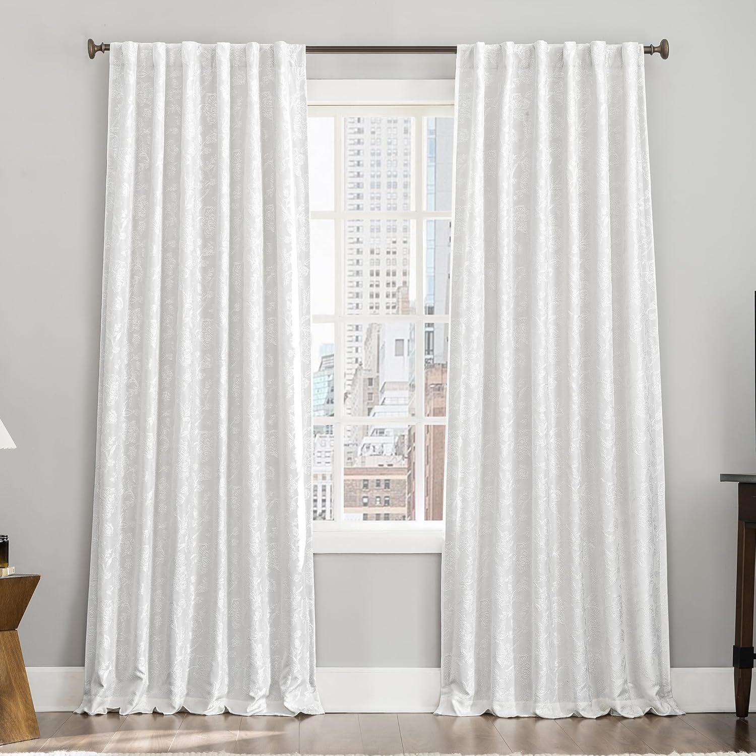 Sun Zero Brookhaven – Juego de 2 paneles de cortinas plisadas bordadas con aspecto floral 100 % opaco, con pestaña trasera, 50 x 84 pulgadas, color