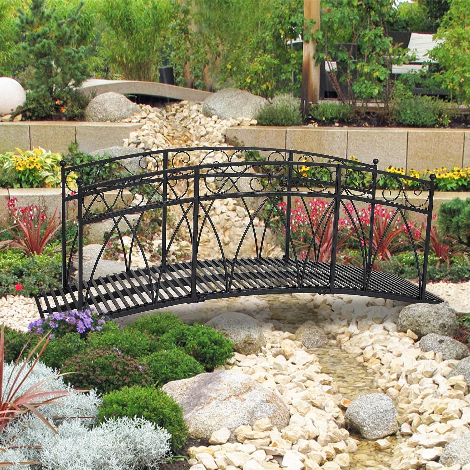 Puente de jardín de metal de 8 pies con carriles laterales con patrones de seguridad, puente de arco de jardín extralargo decorativo para