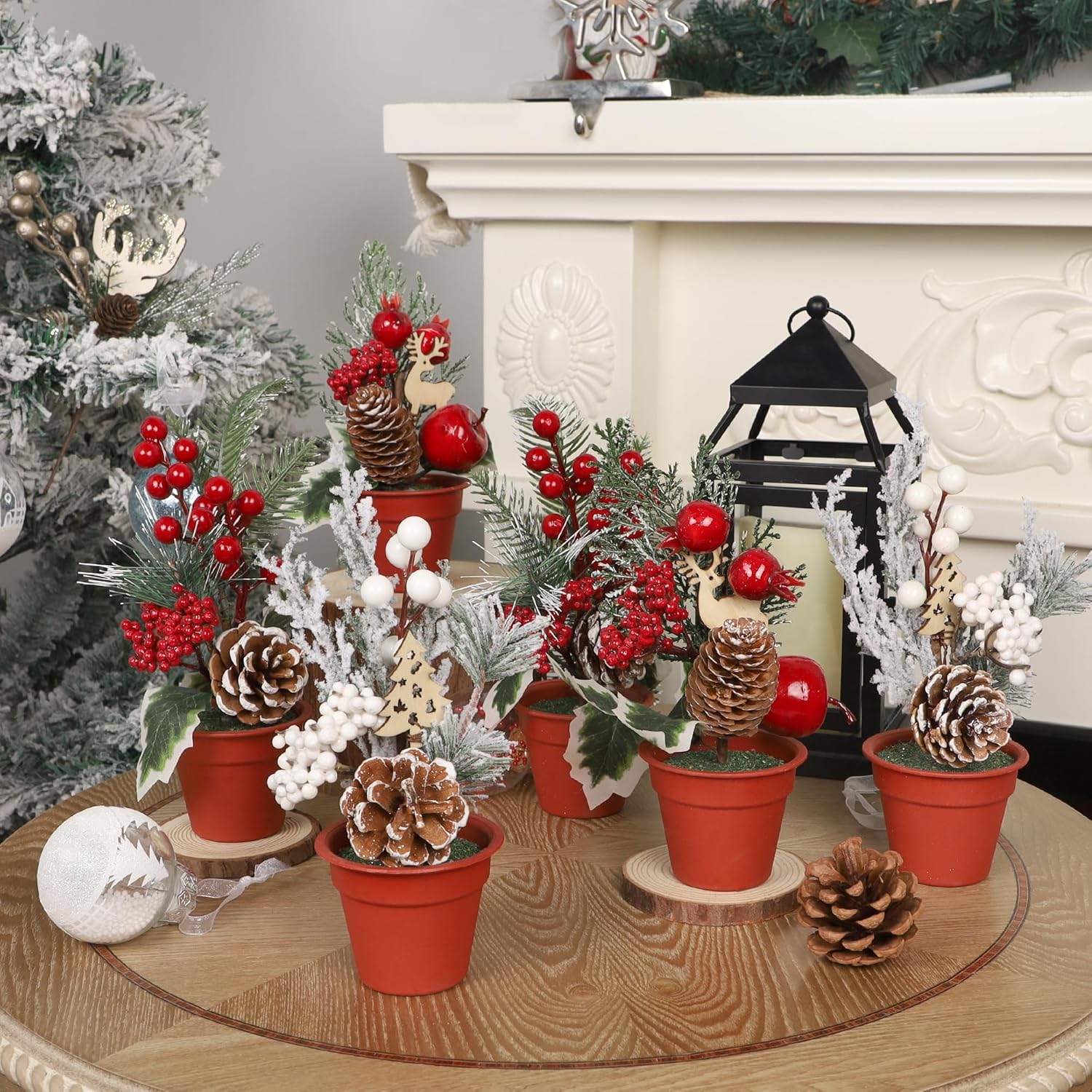 winemana Mini decoración de mesa de árbol de Navidad, 6 piezas de árbol artificial pequeño con piñas y bayas rojas, centro de mesa de vacaciones
