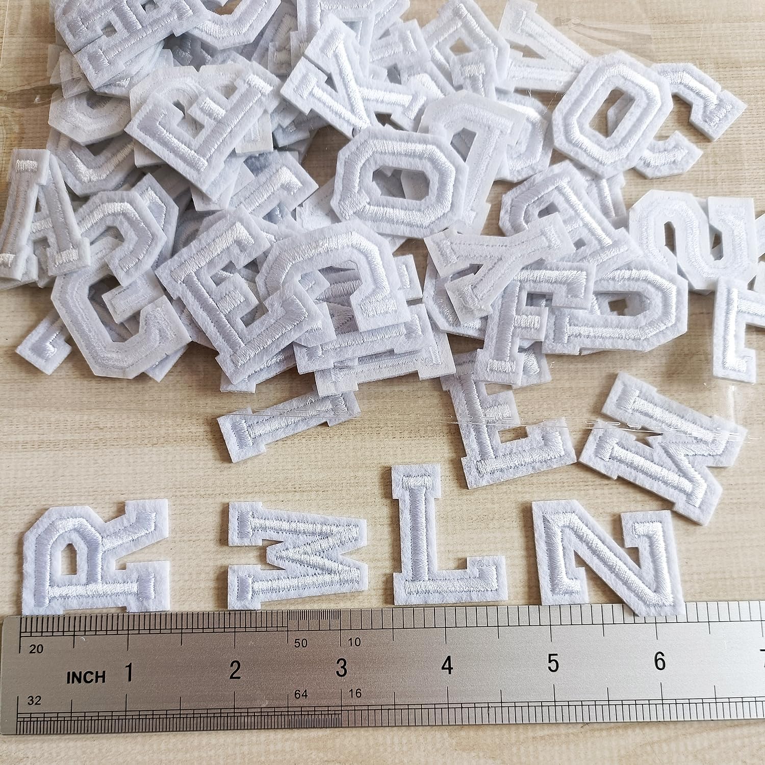 Zlettery Parches de letras para planchar de 1.3 pulgadas, 78 piezas, parches bordados del alfabeto A-Z para ropa, chaquetas, sombreros, mochilas,