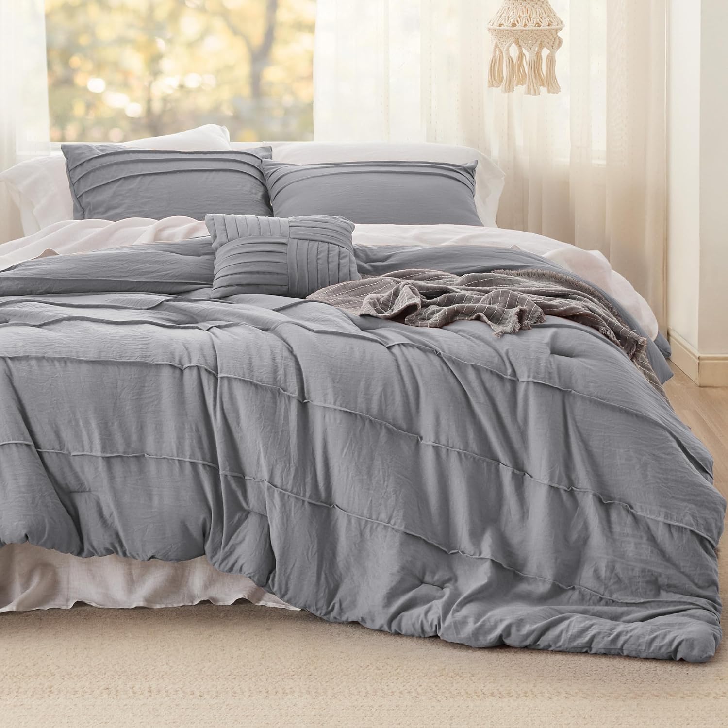 Bedsure Juego de edredón gris tamaño Queen, juego de cama plisado de 4 piezas, juegos de ropa de cama alternativa de plumón para todas las