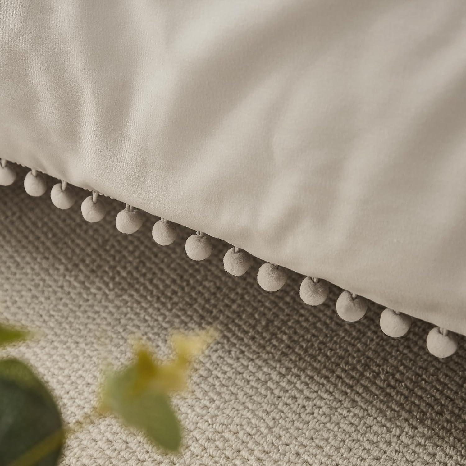 annadaif Juego de edredón beige tamaño Queen, edredón de 3 piezas con flecos de pompones, juego de ropa de cama de microfibra suave alternativa para
