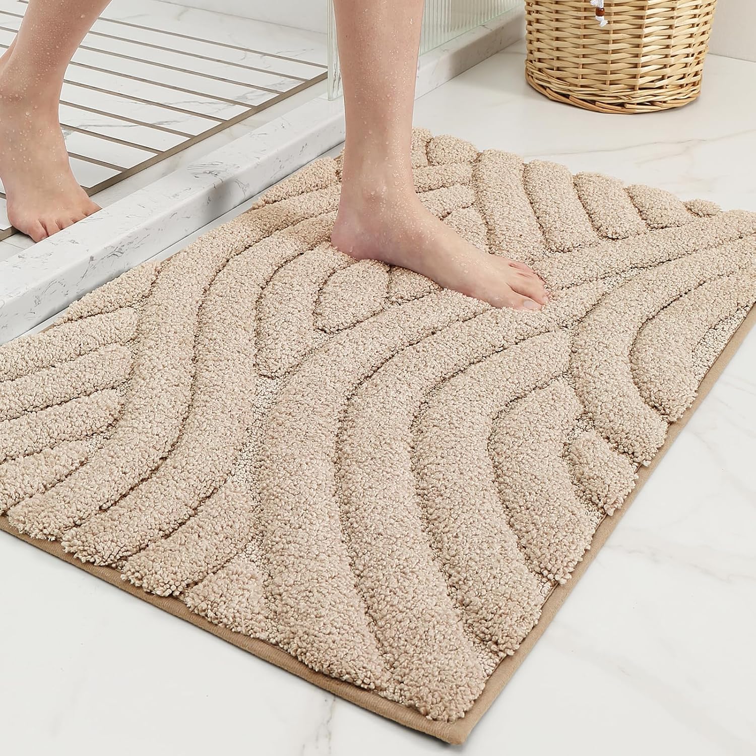 Color&Geometry Alfombra de baño beige absorbente para ducha, 20 x 32 pulgadas, antideslizante, para baño, suave y lavable, tapete de baño pequeño,