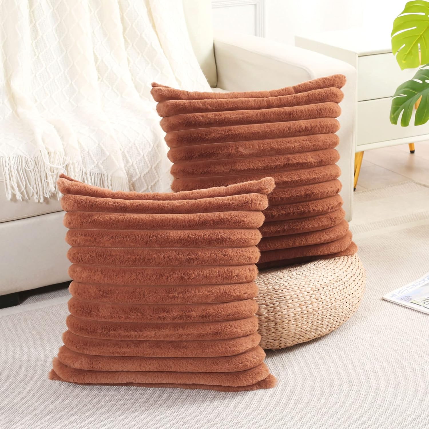 FUTEI – Juego de 2 fundas de almohada decorativas con rayas de color marrón, 26 x 26 pulgadas, cuadradas y primaverales, piel sintética de conejo