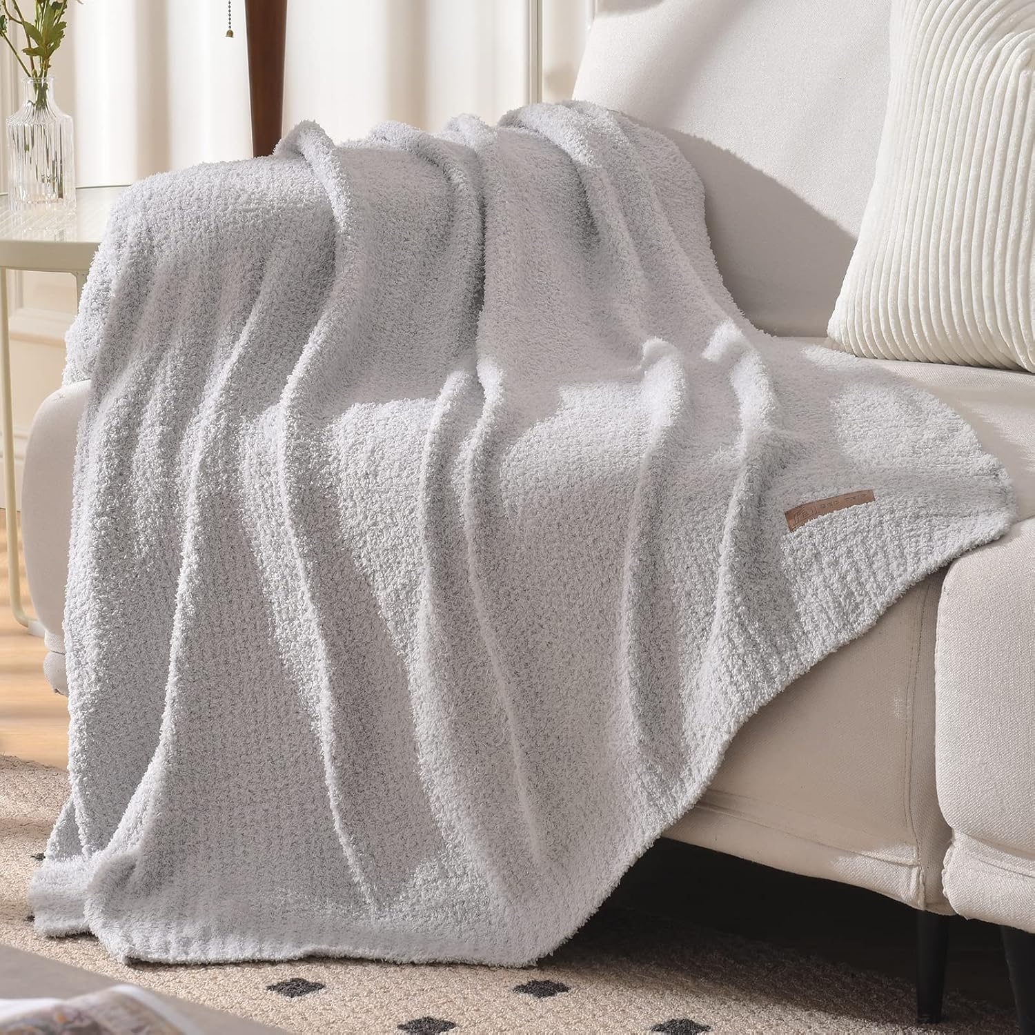 Bedpasda Manta de felpa plateada para sofá, manta de felpilla ligera y suave con textura mullida y diseño de ribete acanalado, manta decorativa de