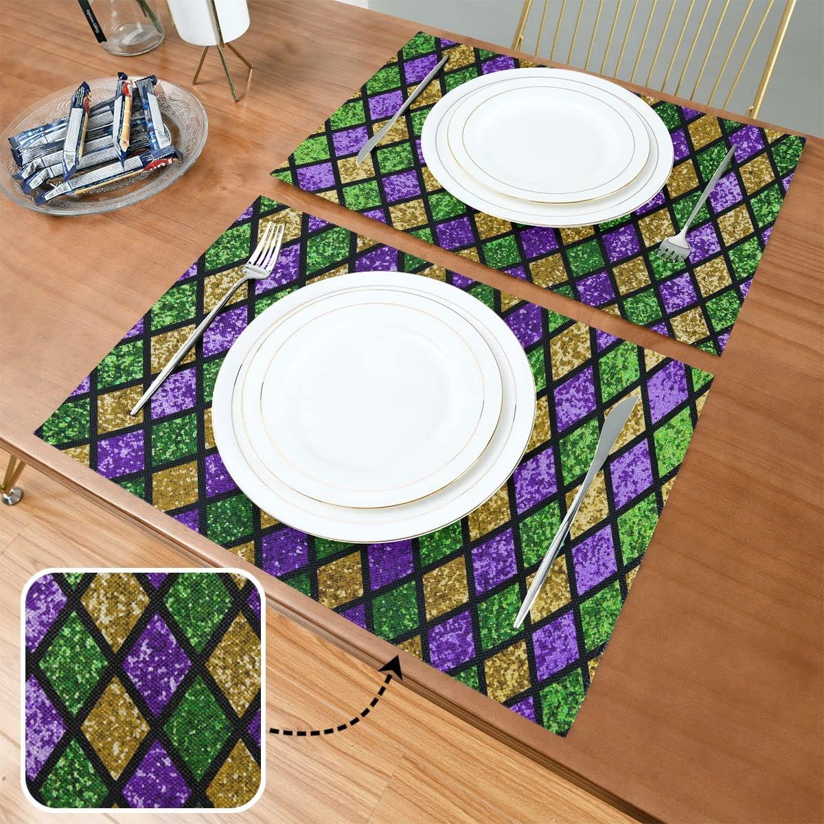 Happy Gardi Gras – Juego de 4 manteles individuales dorados, morados, verdes, máscara de flor de Lis con cuentas de confeti y plumas para fiesta de