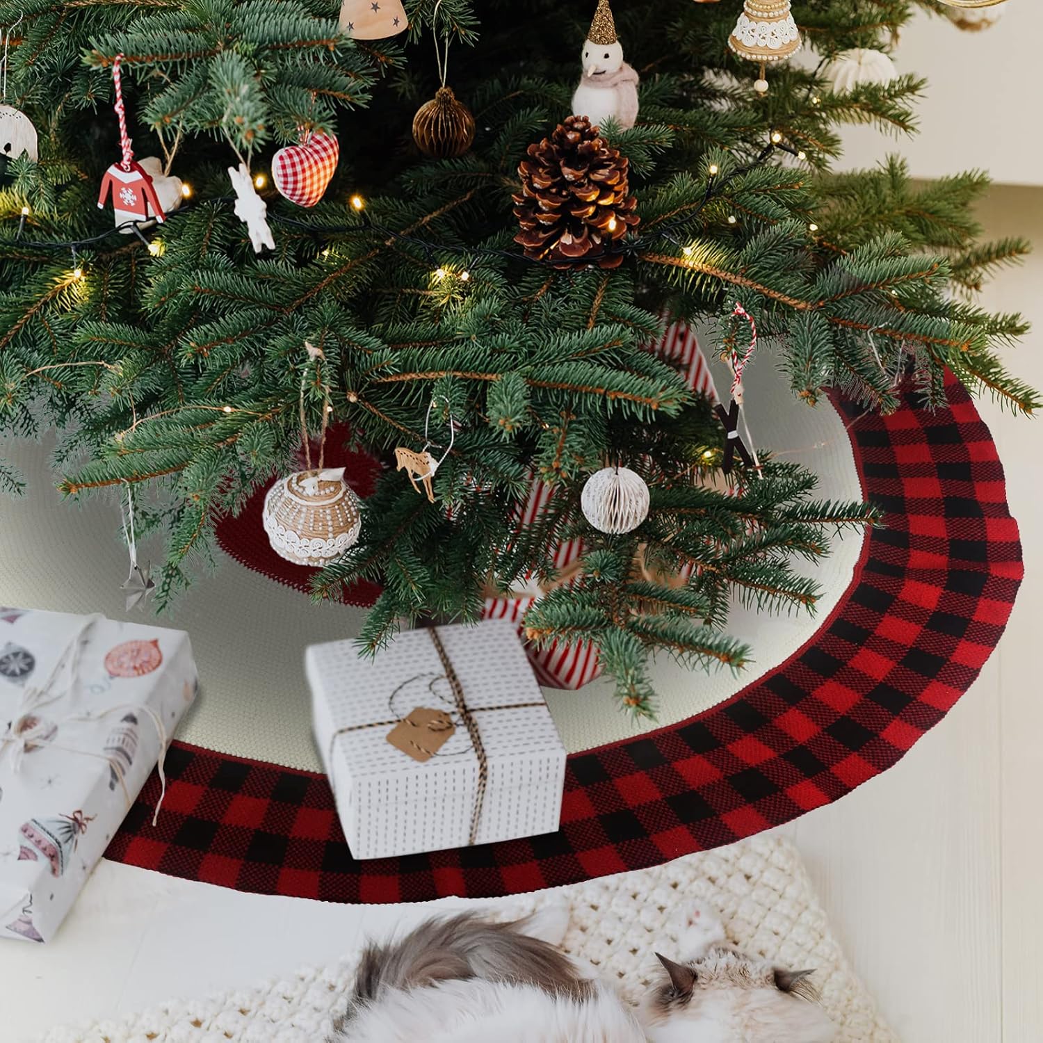 Falda de árbol de Navidad, 47 pulgadas, falda de árbol rojo de punto con cordones para decoraciones rústicas de Navidad, cuadros