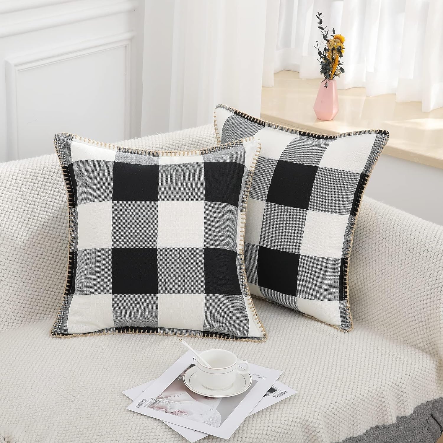 Juego de 2 fundas de almohada de lana cuadriculada con borde recortado para decoración del hogar, cama, sofá, 18 x 18 pulgadas, blanco y negro.