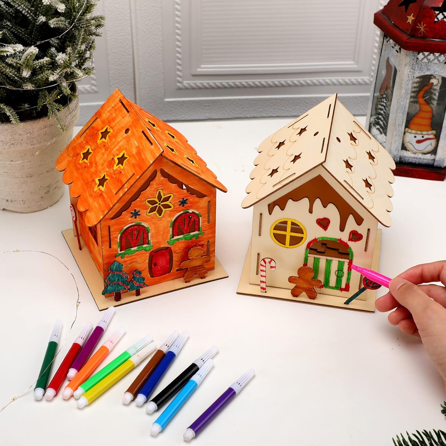 Spiareal Juego de 24 juegos de portavelas de madera de jengibre, casas de Navidad luminosas de madera con bolígrafos de acuarela y velas LED sin