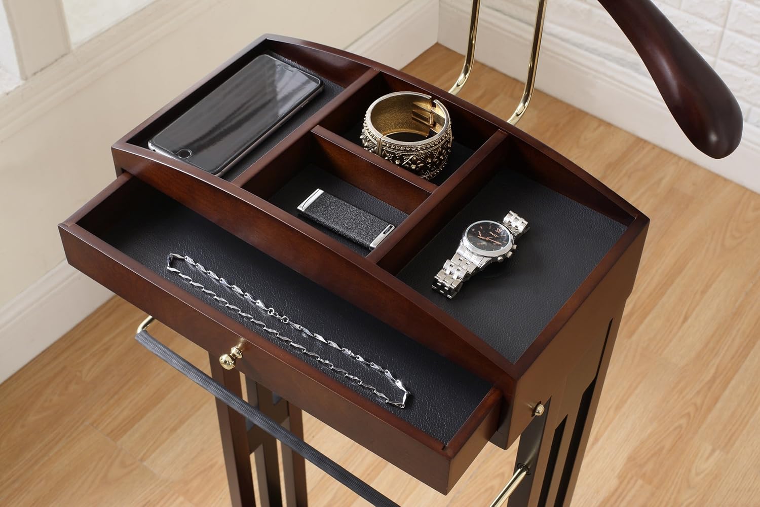 Proman Products Milan VL16226 – Soporte de valet con cajón, bandeja superior, colgador de contorno, barra de pantalones, ganchos para cinturón y