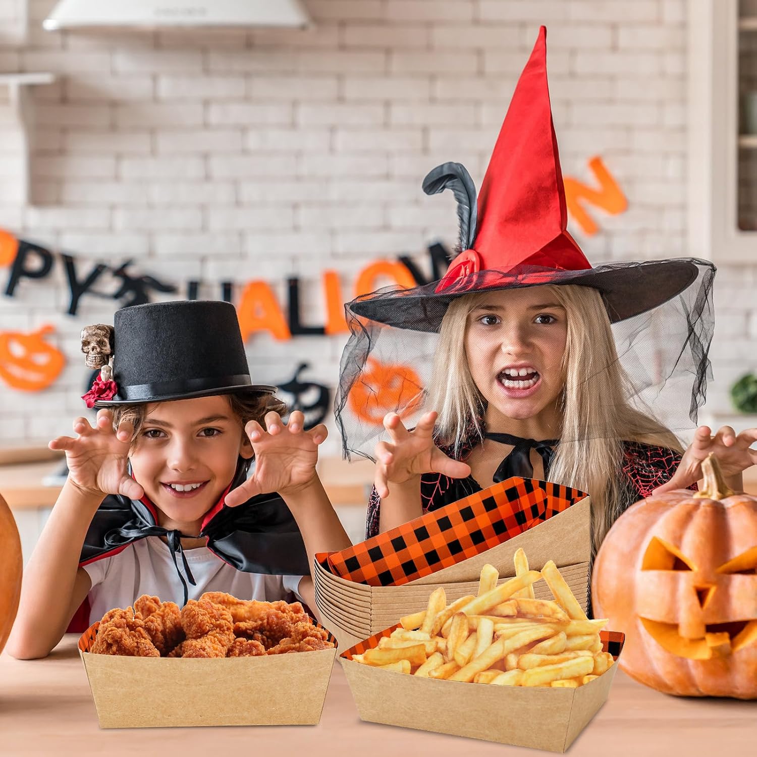 Whaline 50 bandejas de papel de Halloween para comida de papel a cuadros negros y naranjas, botes de comida con guantes de plástico, bandejas