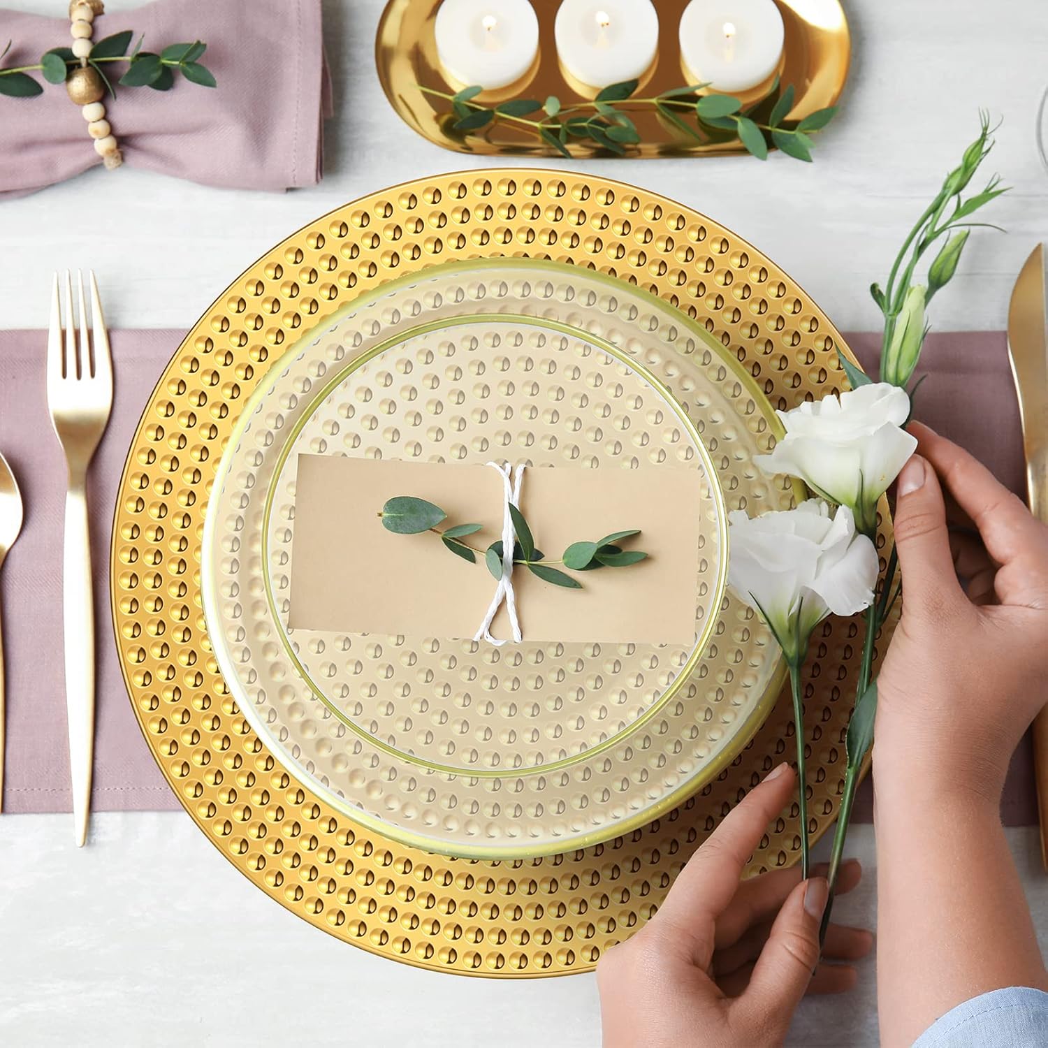 12 platos redondos con 12 servilleteros de 13 pulgadas, redondos, brillantes, metálicos, platos martillados de plástico para cenas, bodas,