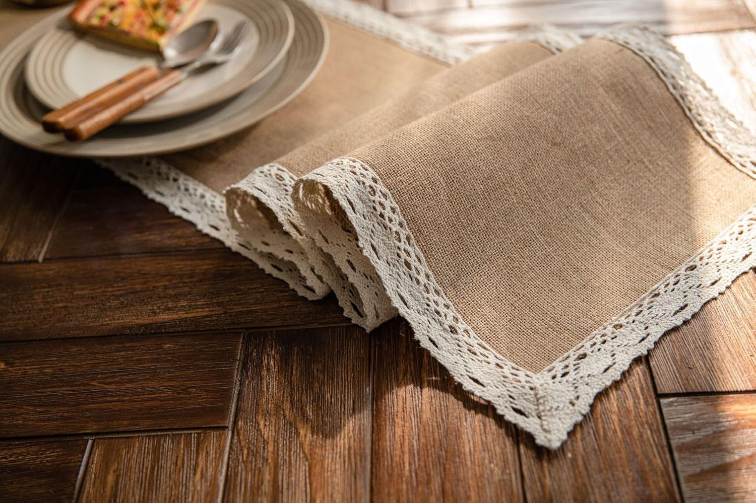 Camino de mesa de yute natural rústico para mesa de comedor de granja con dobladillo de encaje para boda, fiesta, camino de mesa lavable, camino de